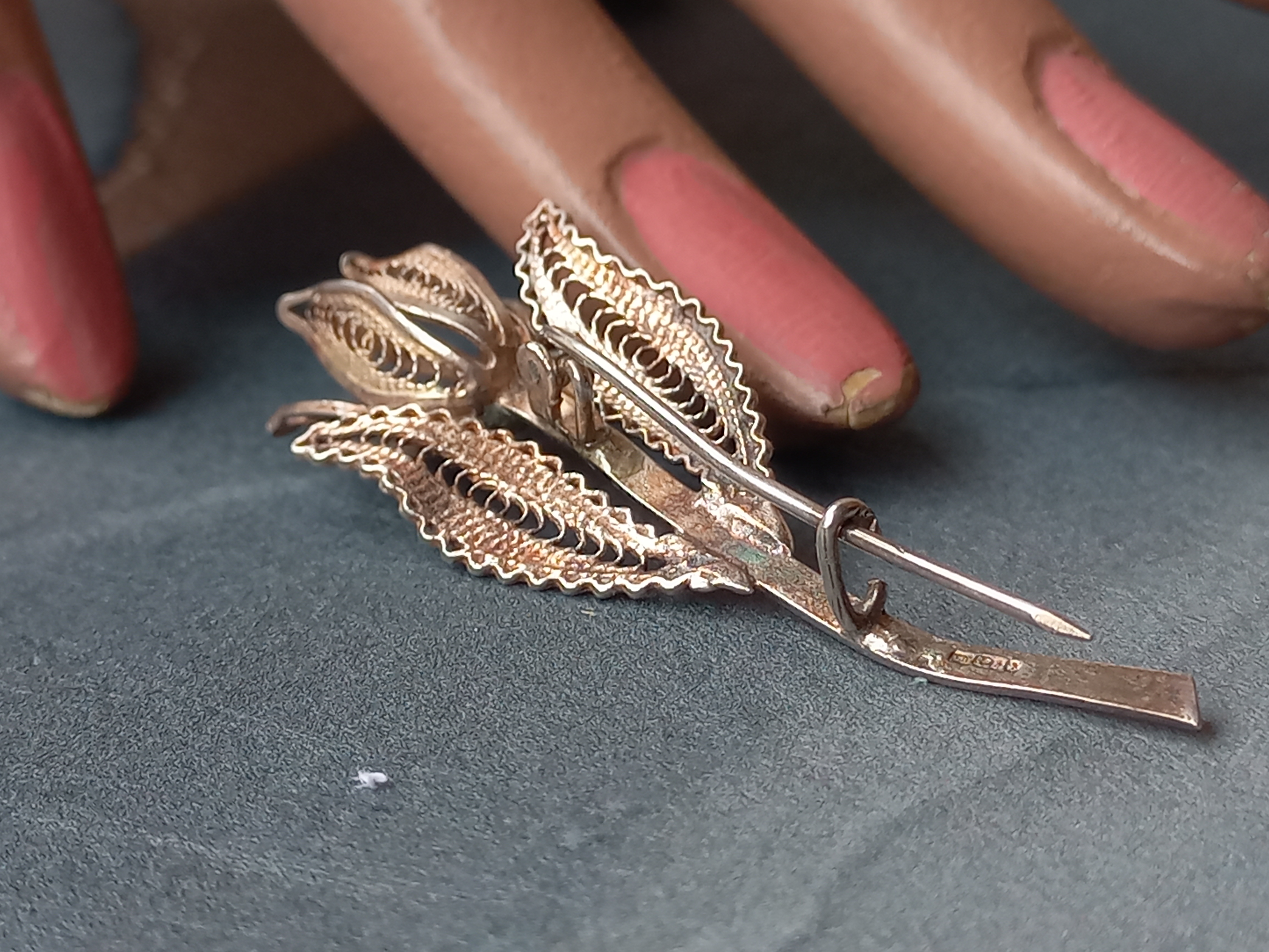 Spilla romatica a forma di fiore in filigrana , ca. 1940