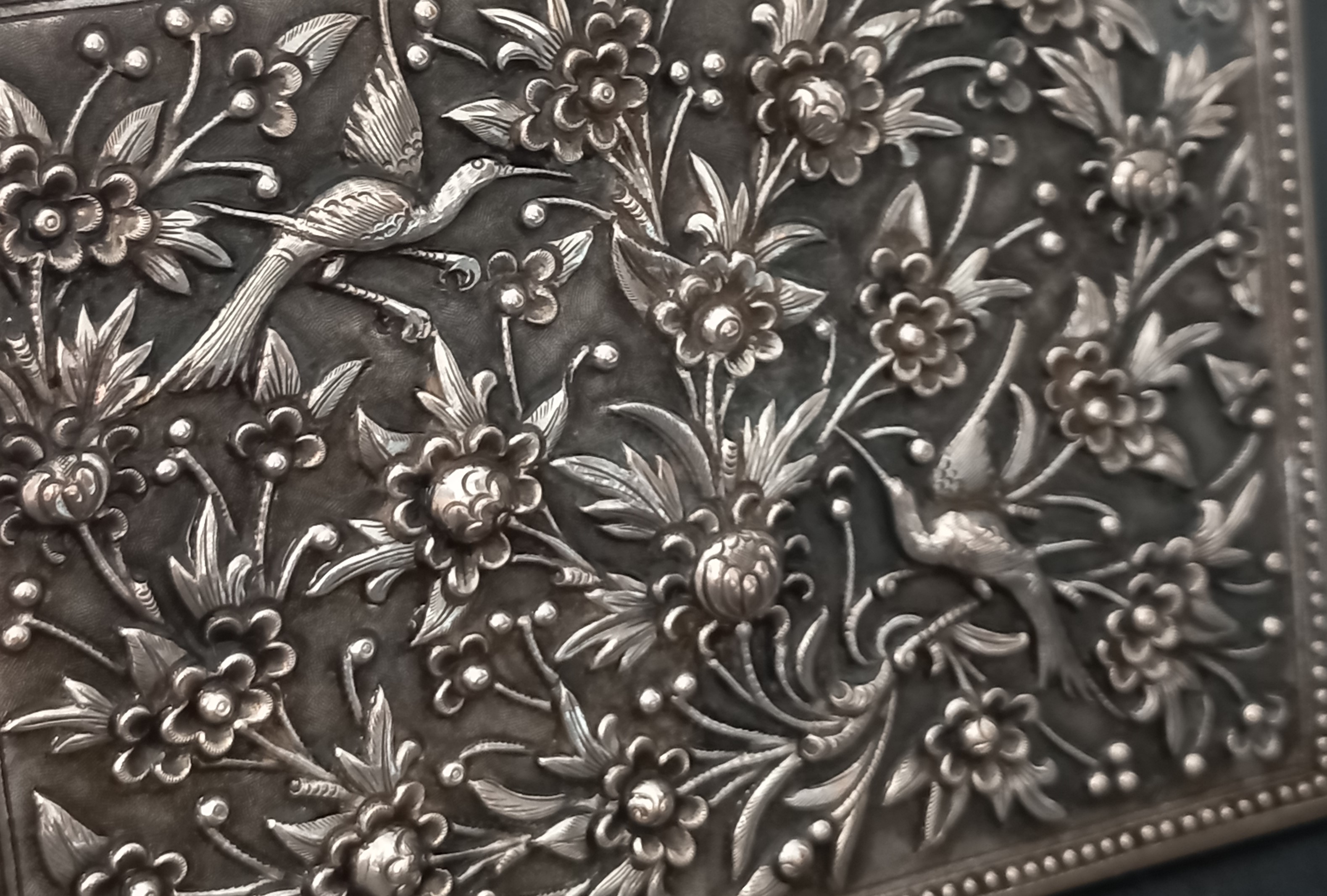 Scatola decorativa vintage con ornamenti floreali in rilievo 