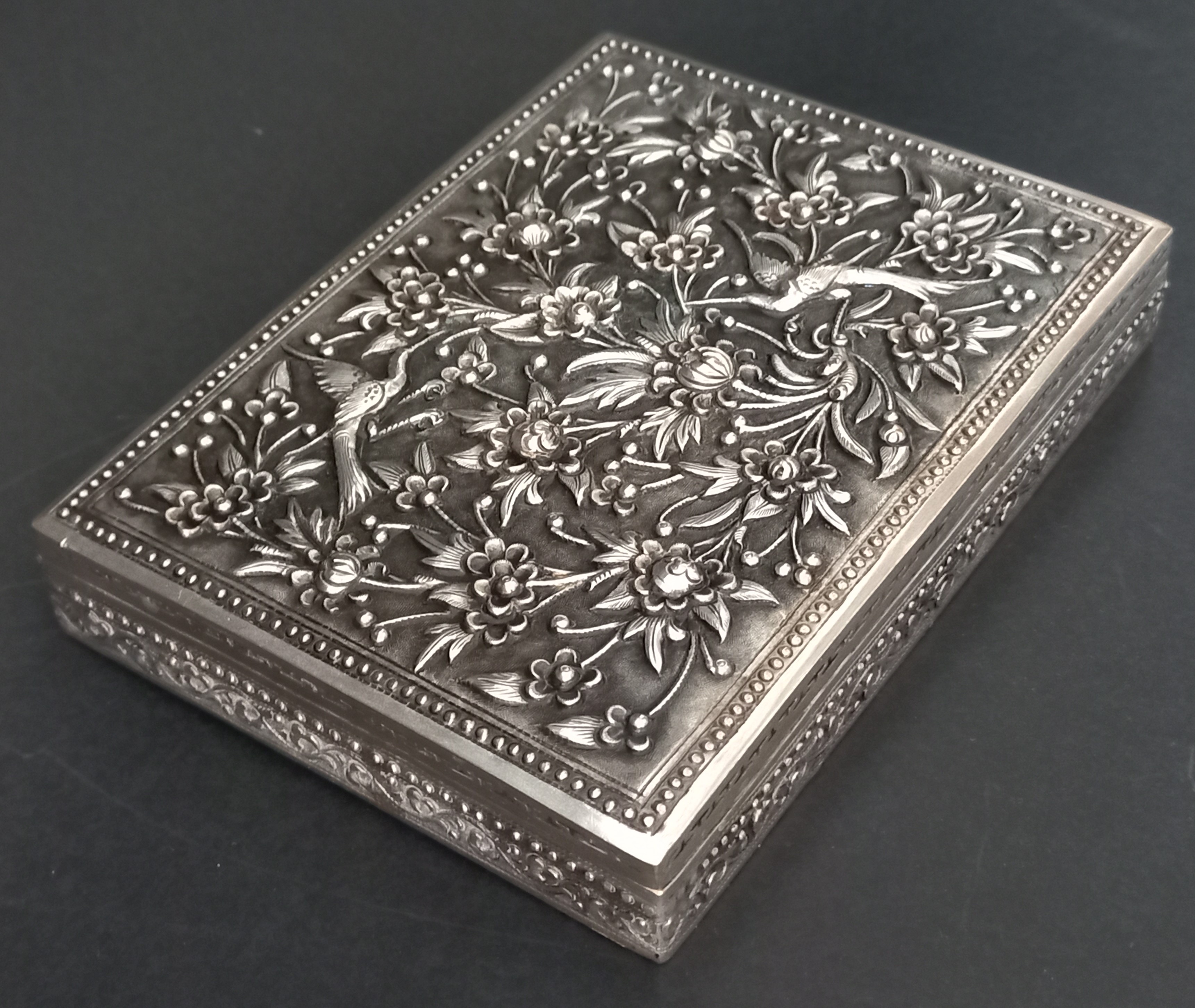 Scatola decorativa vintage con ornamenti floreali in rilievo