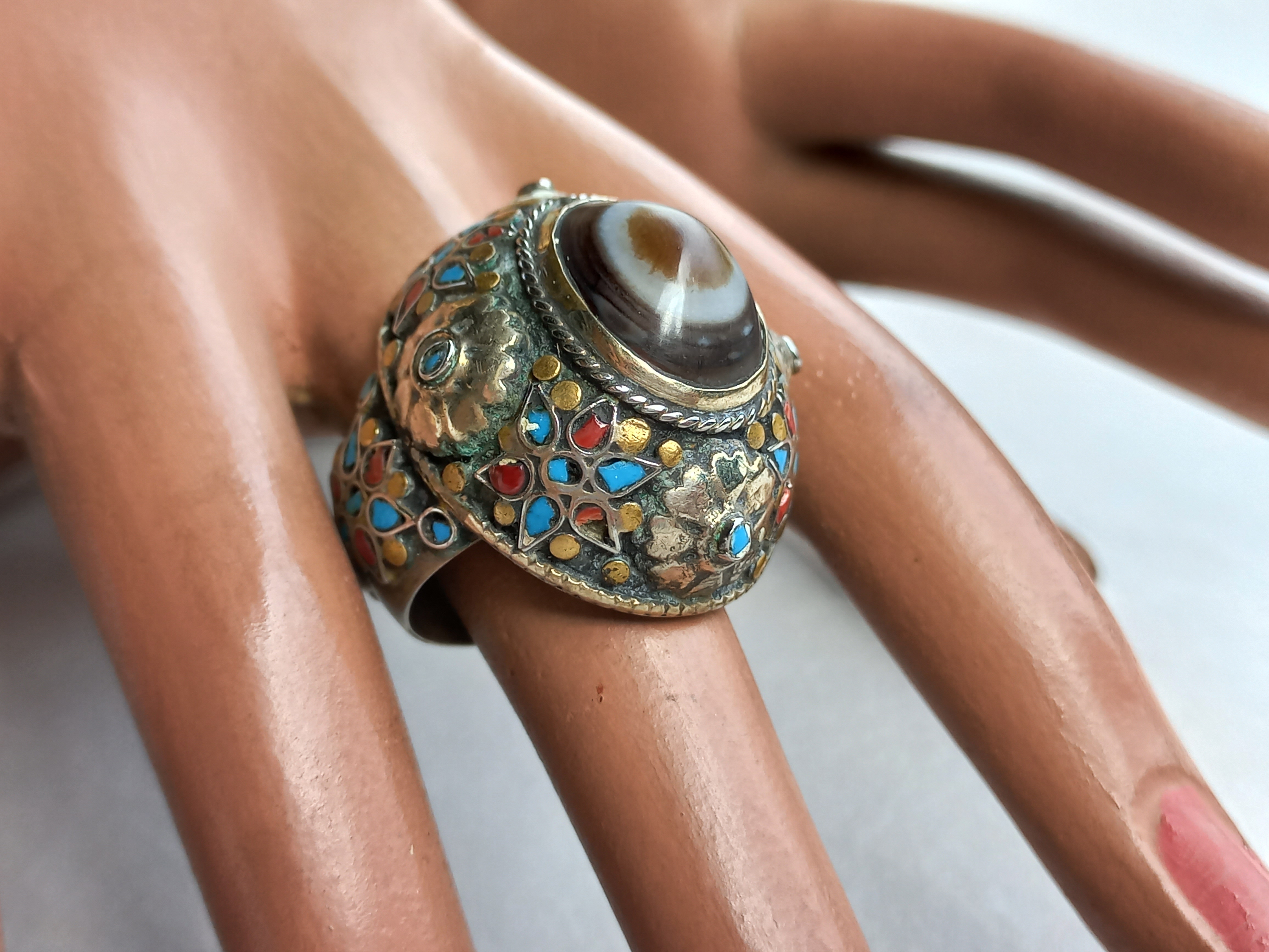 Anello etnico vintage, con occhio di Agata e smalti emaille