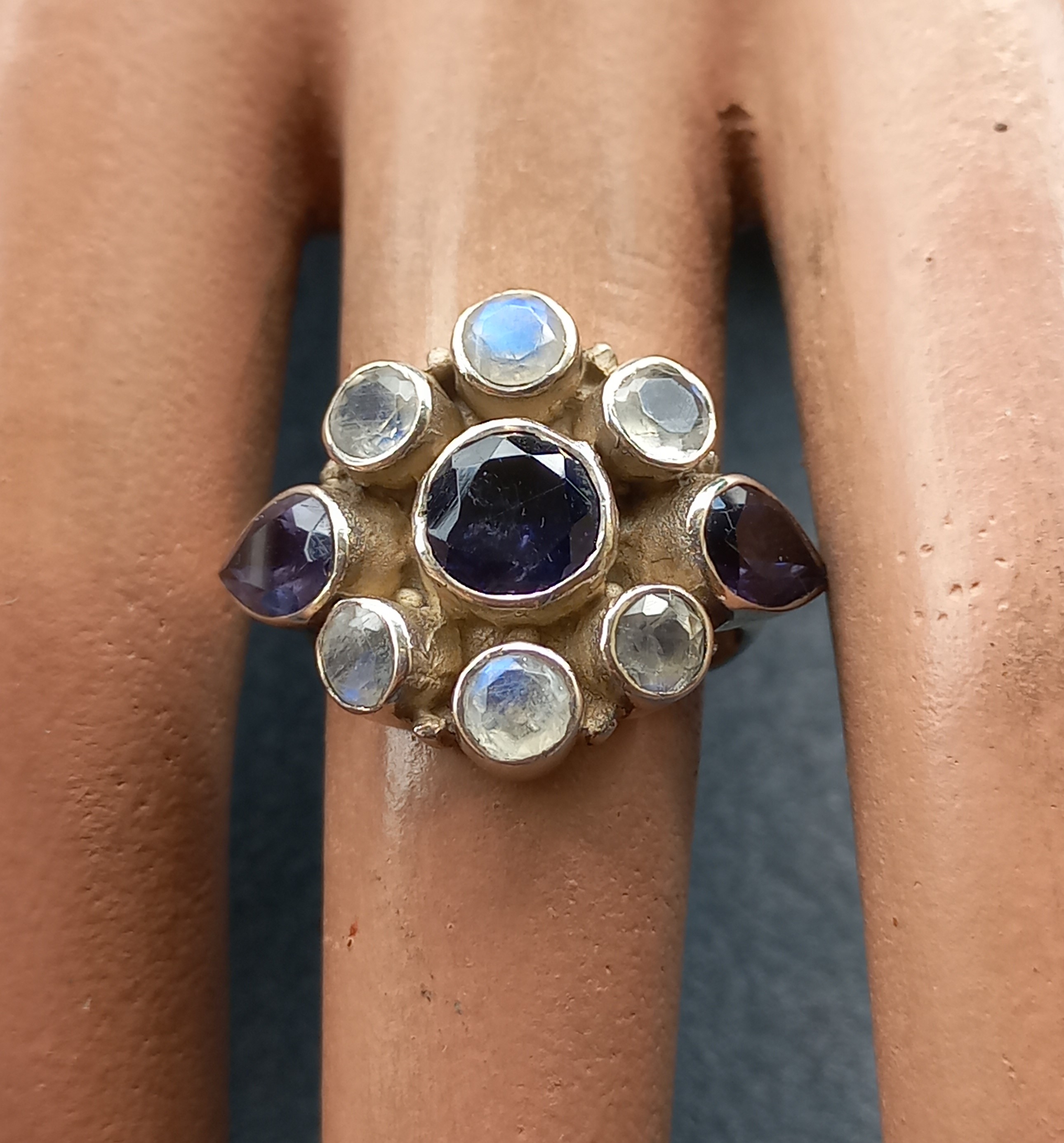 Anello con gemme blu scuro e pietre di luna