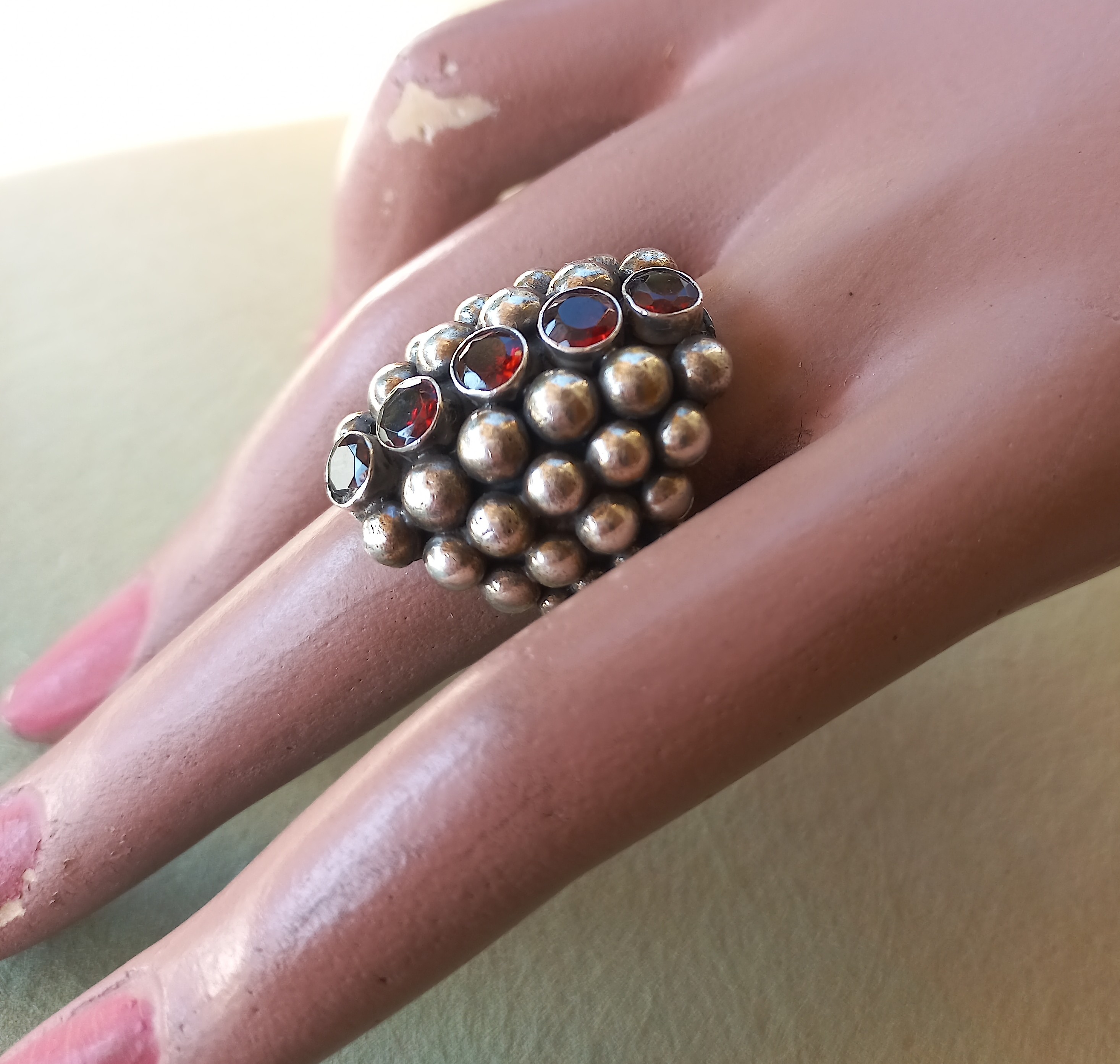 Anello con granate, design eccentrico