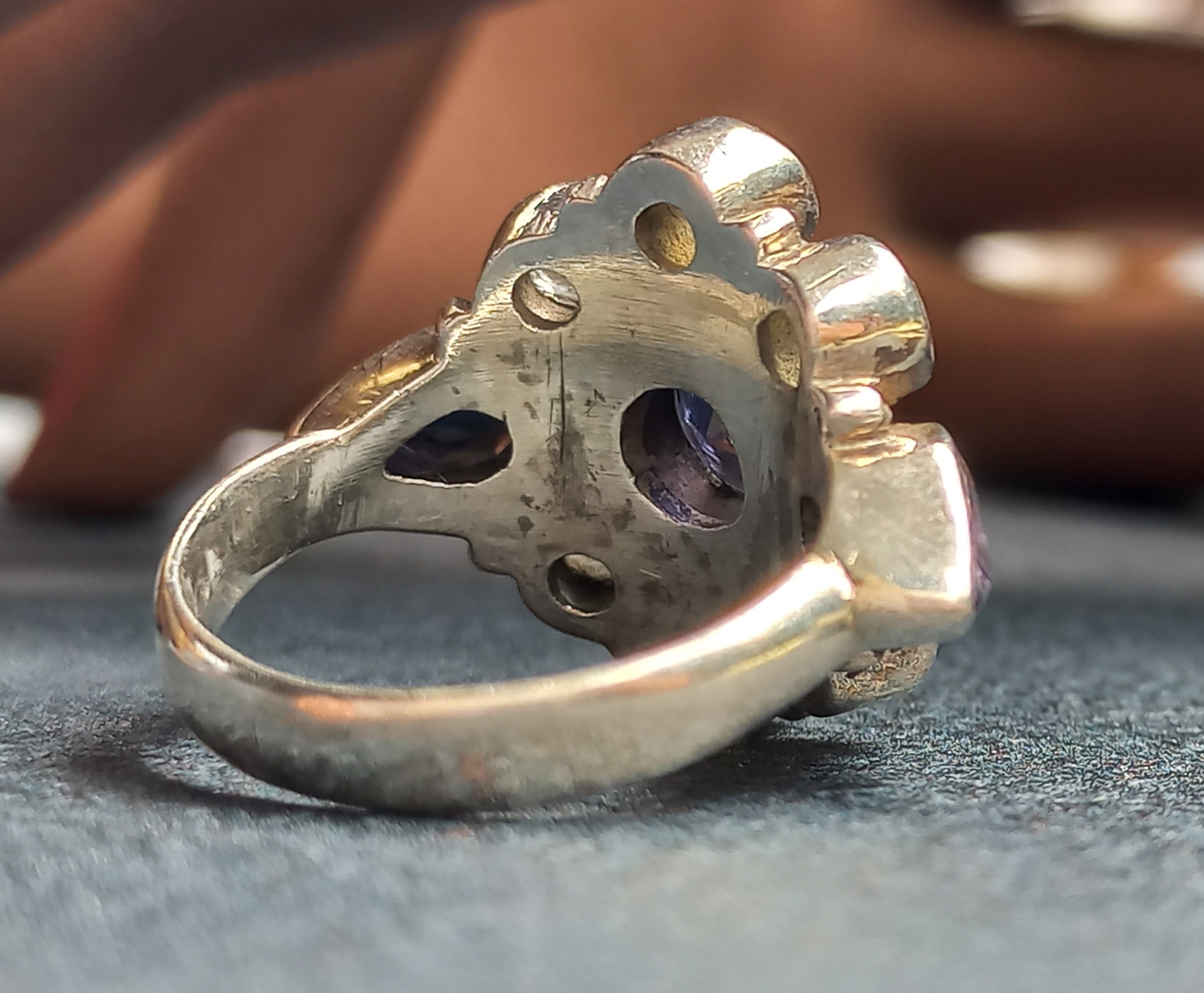 Anello con gemme blu scuro e pietre di luna