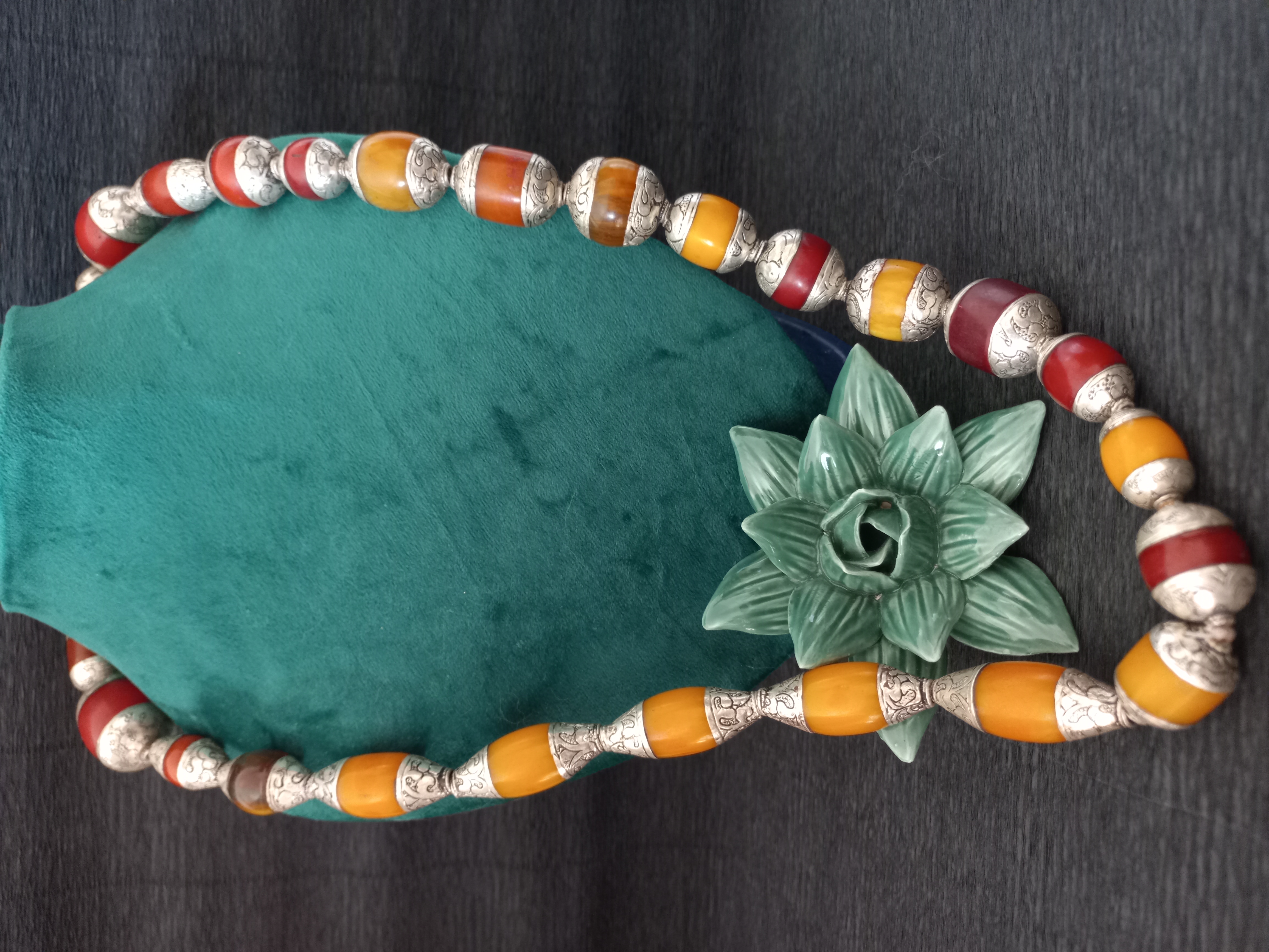 Collana in ambra antica, gialla e rossa, Oriente