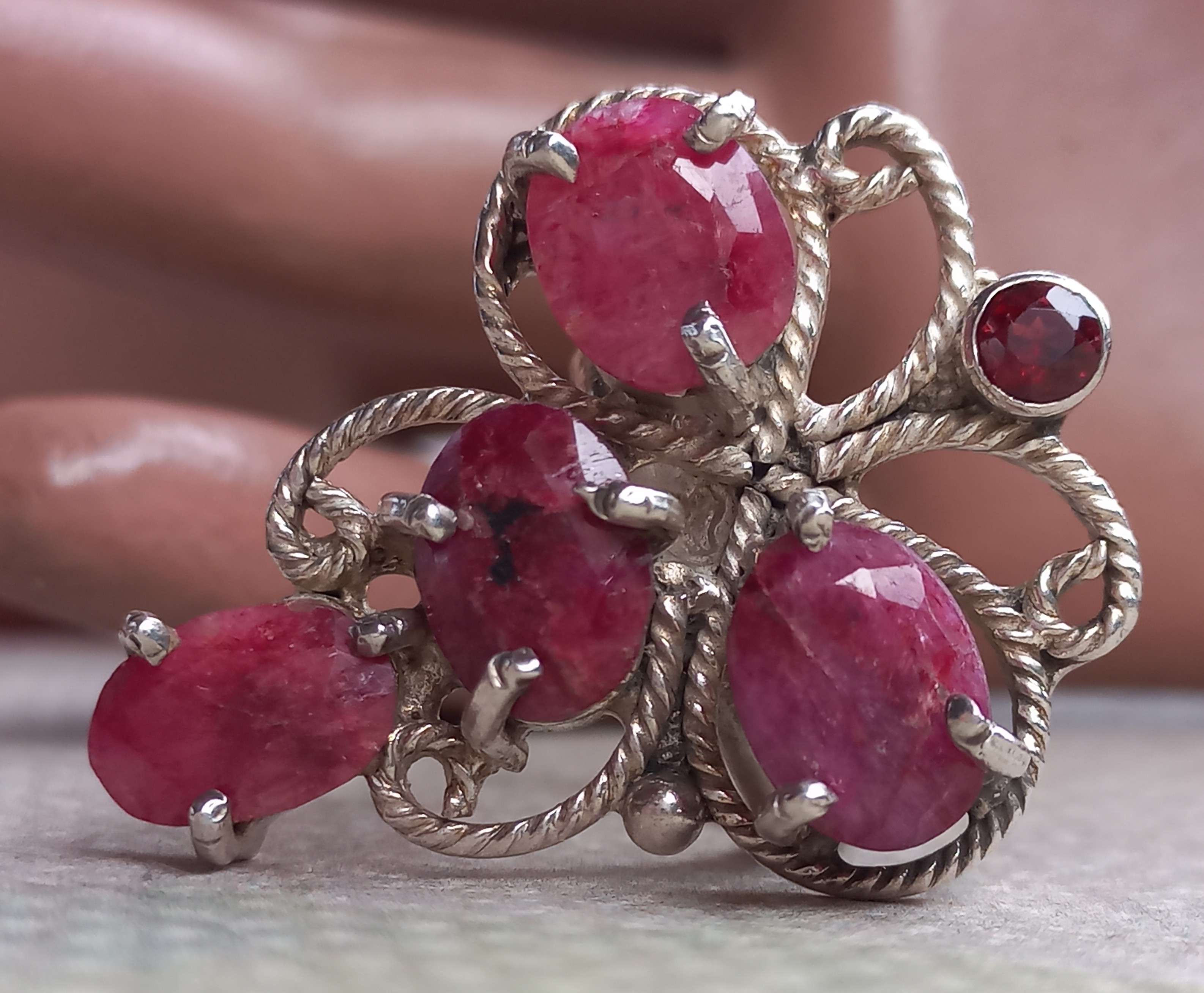 Anello vintage etnico con gemme rosso rubino