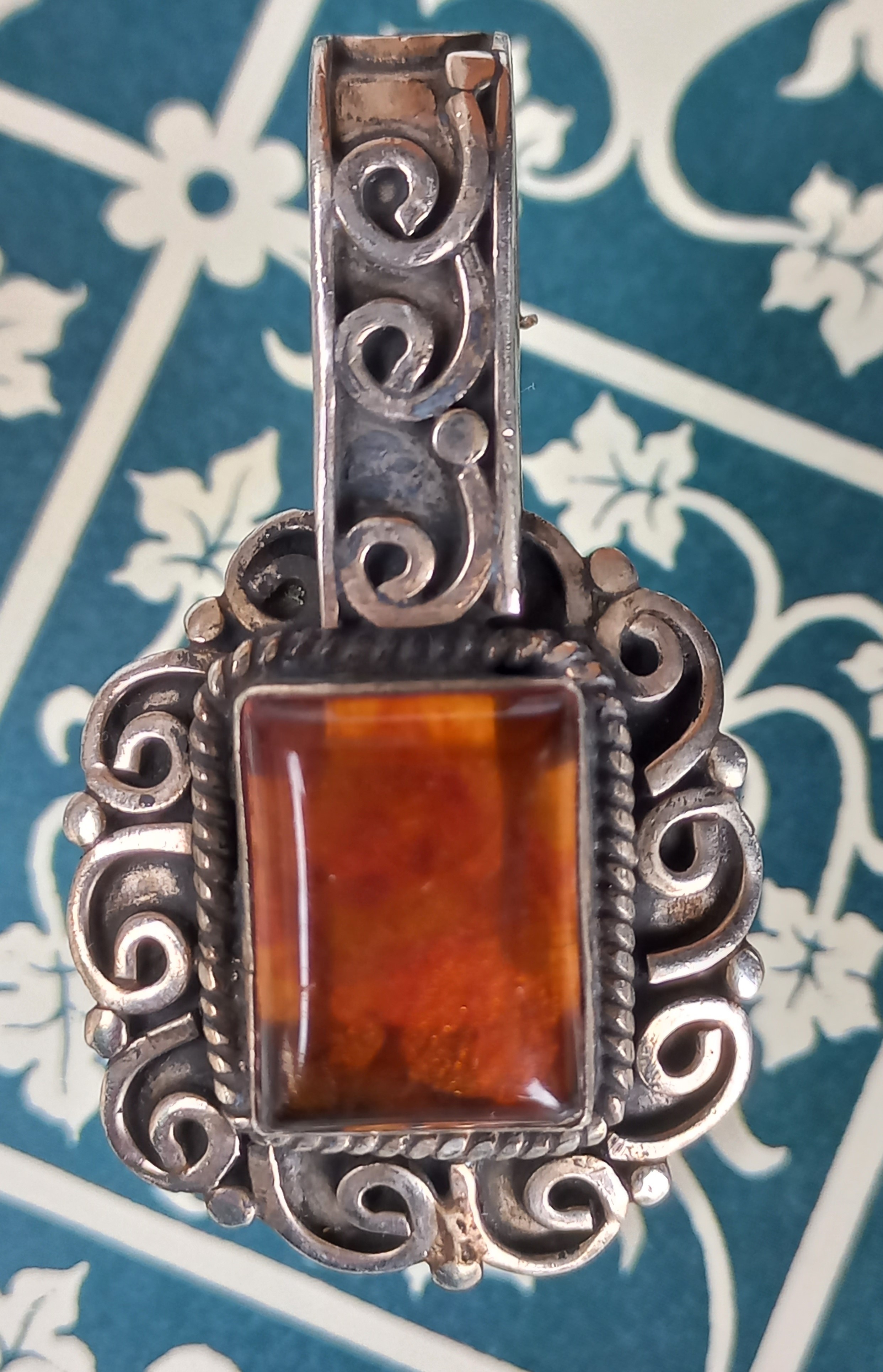 Pendente vintage con ambra e decori etnici