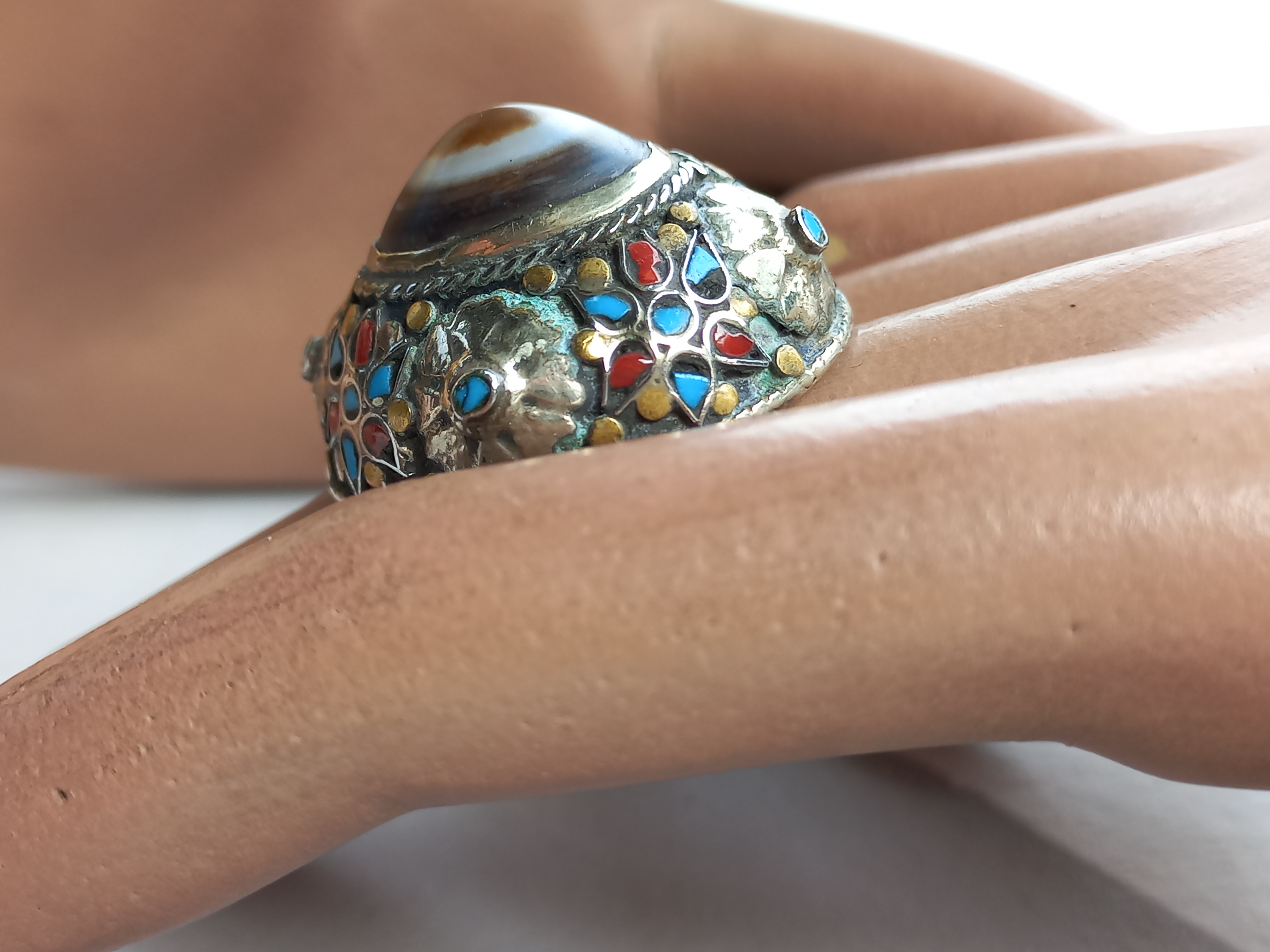 Anello etnico vintage, con occhio di Agata e smalti emaille