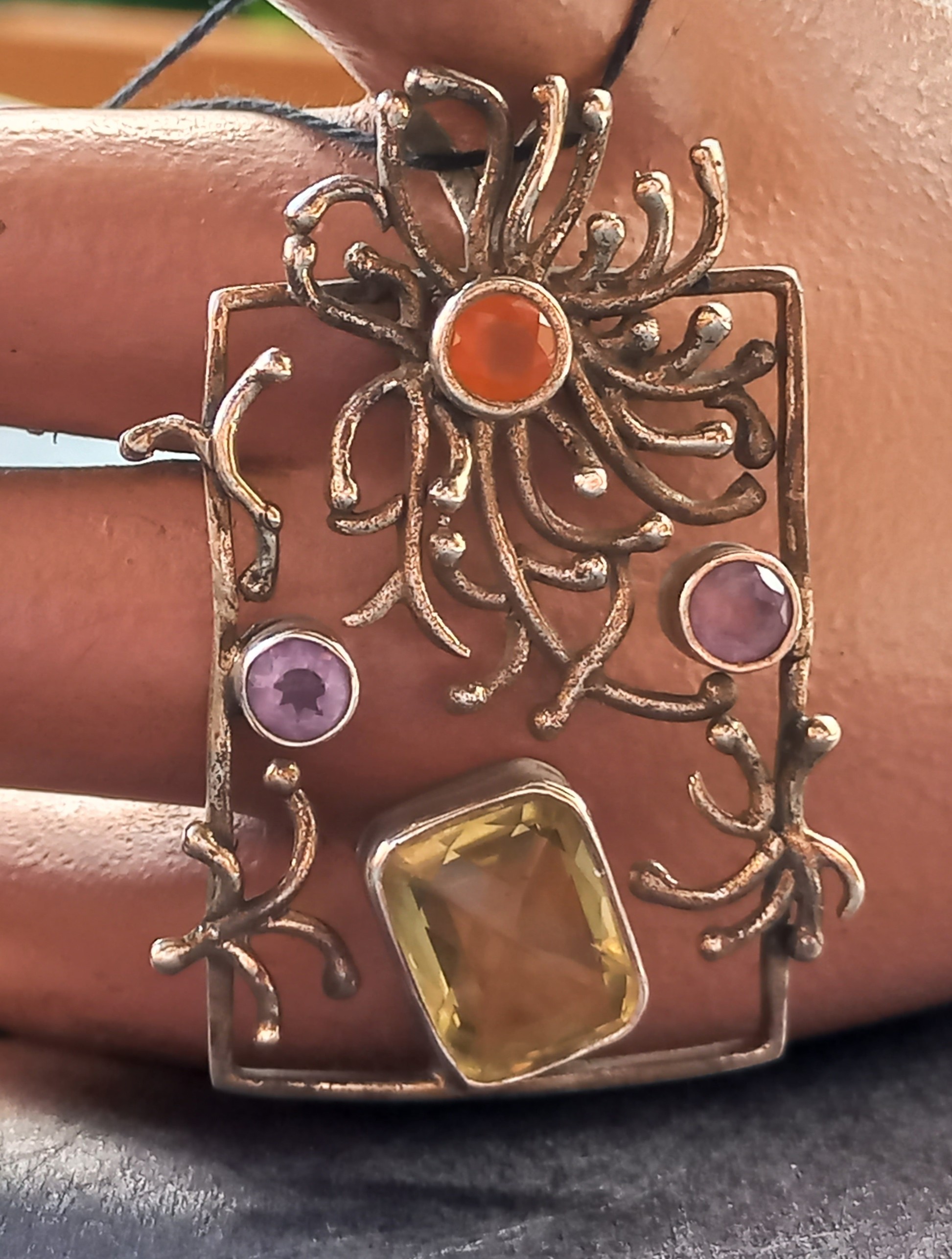 Ciondolo con gemme multicolor del design moderno 