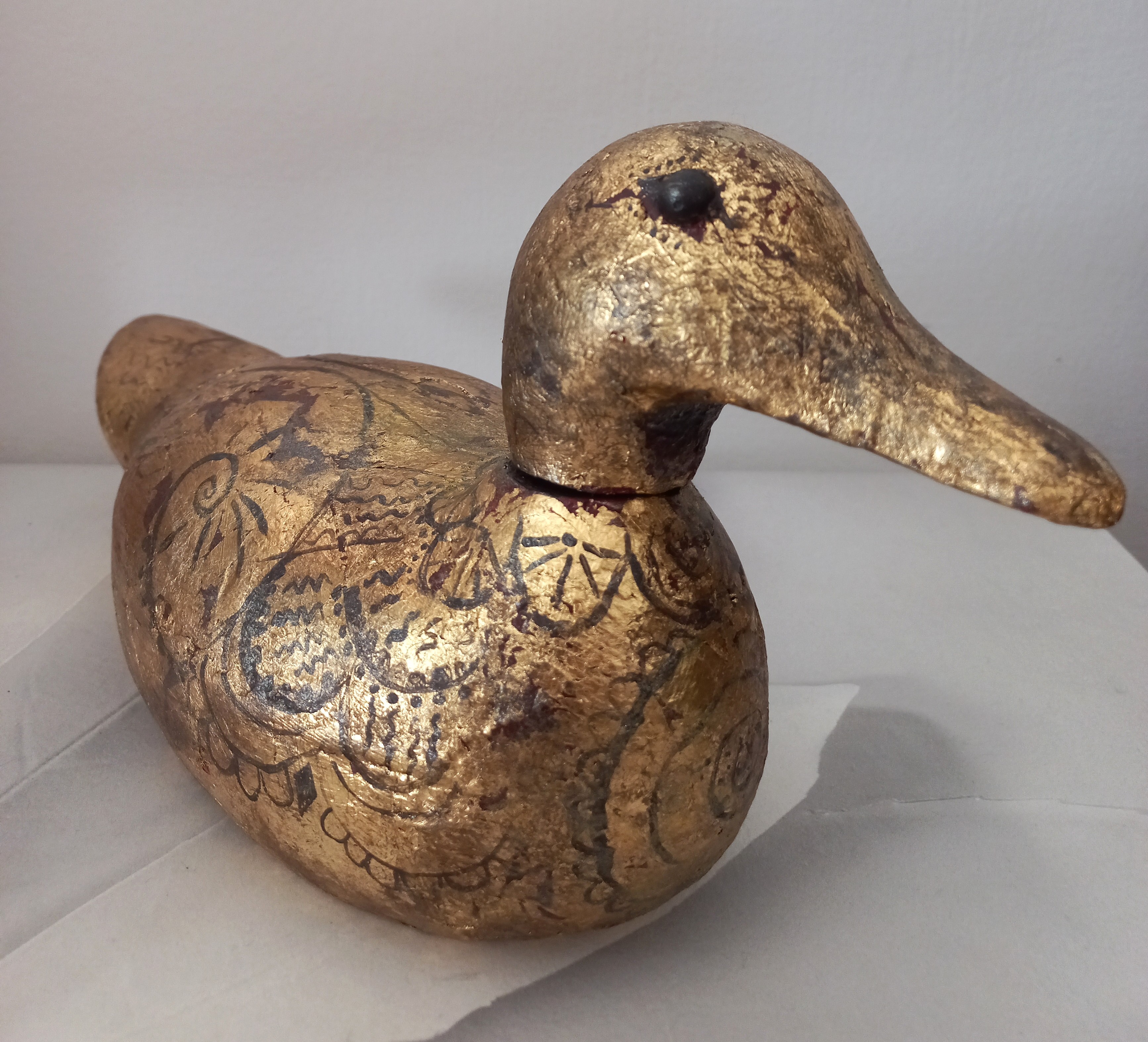 Anatra fatta a mano, rivestita con foglia oro e dipinta