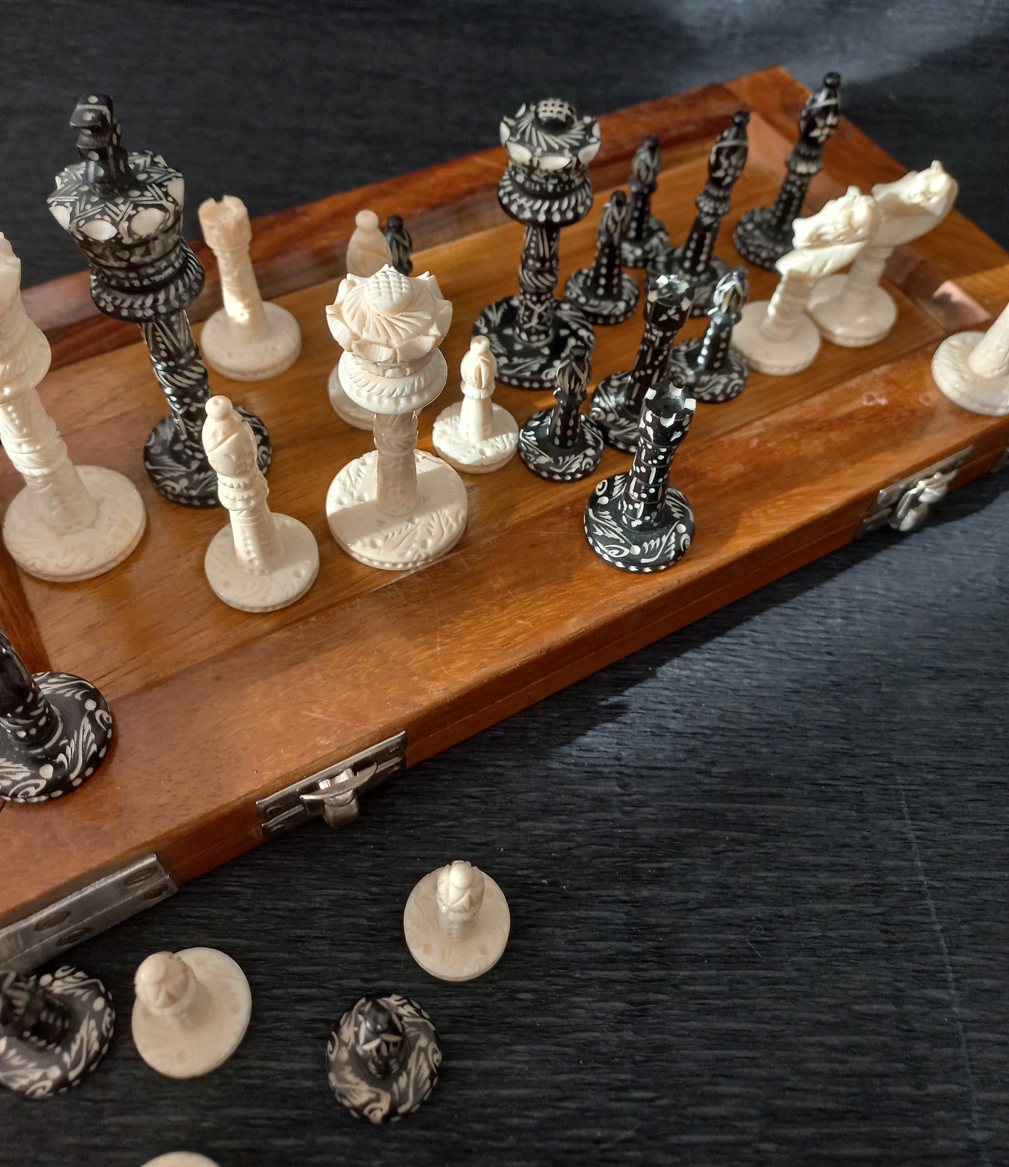 Scacchiera in legno e osso, Oriente ca. 1930