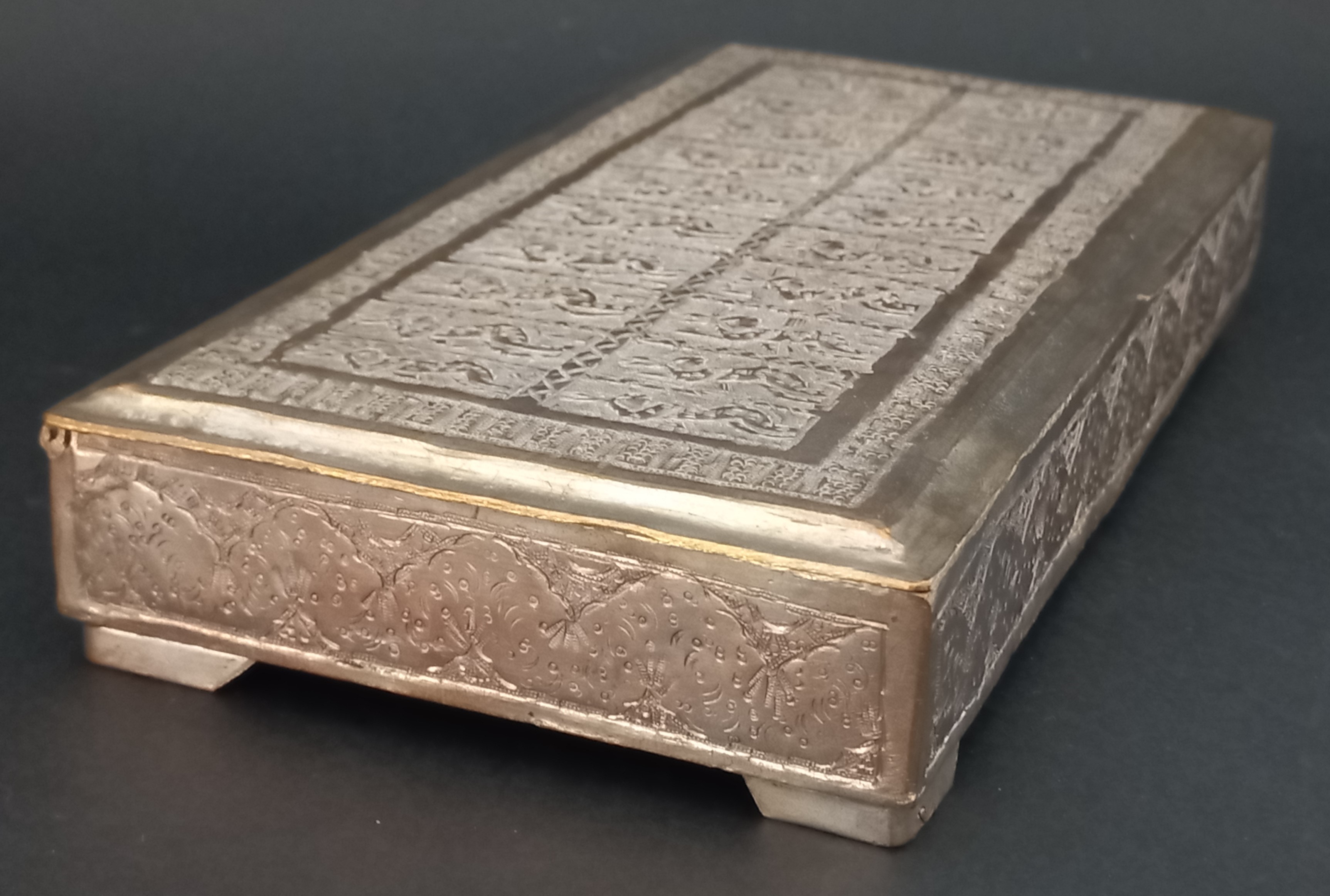 Scatola con coperchio orientale, rilievo con conigli danzanti