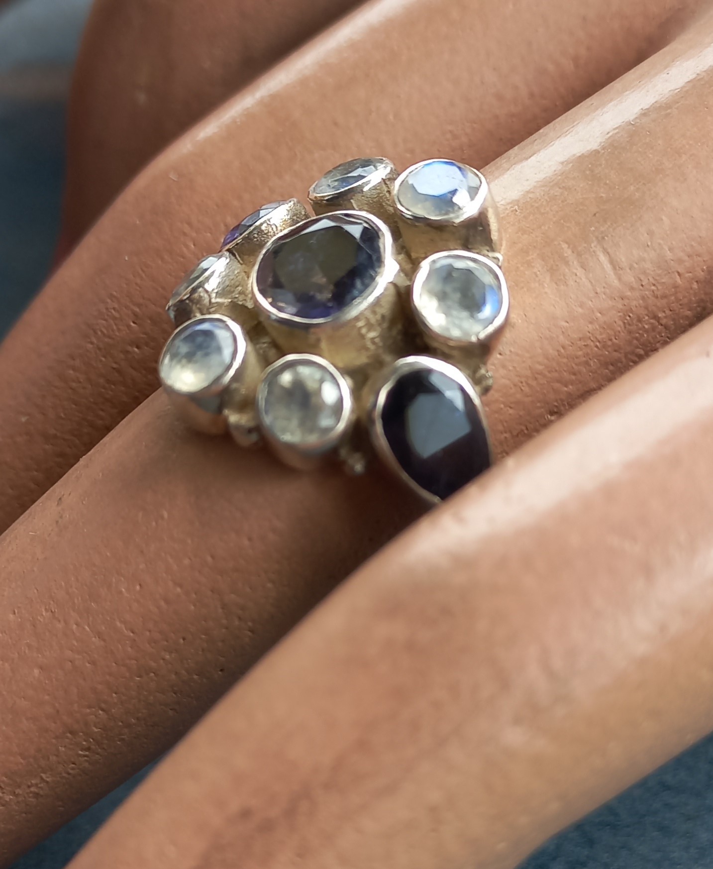 Anello con gemme blu scuro e pietre di luna