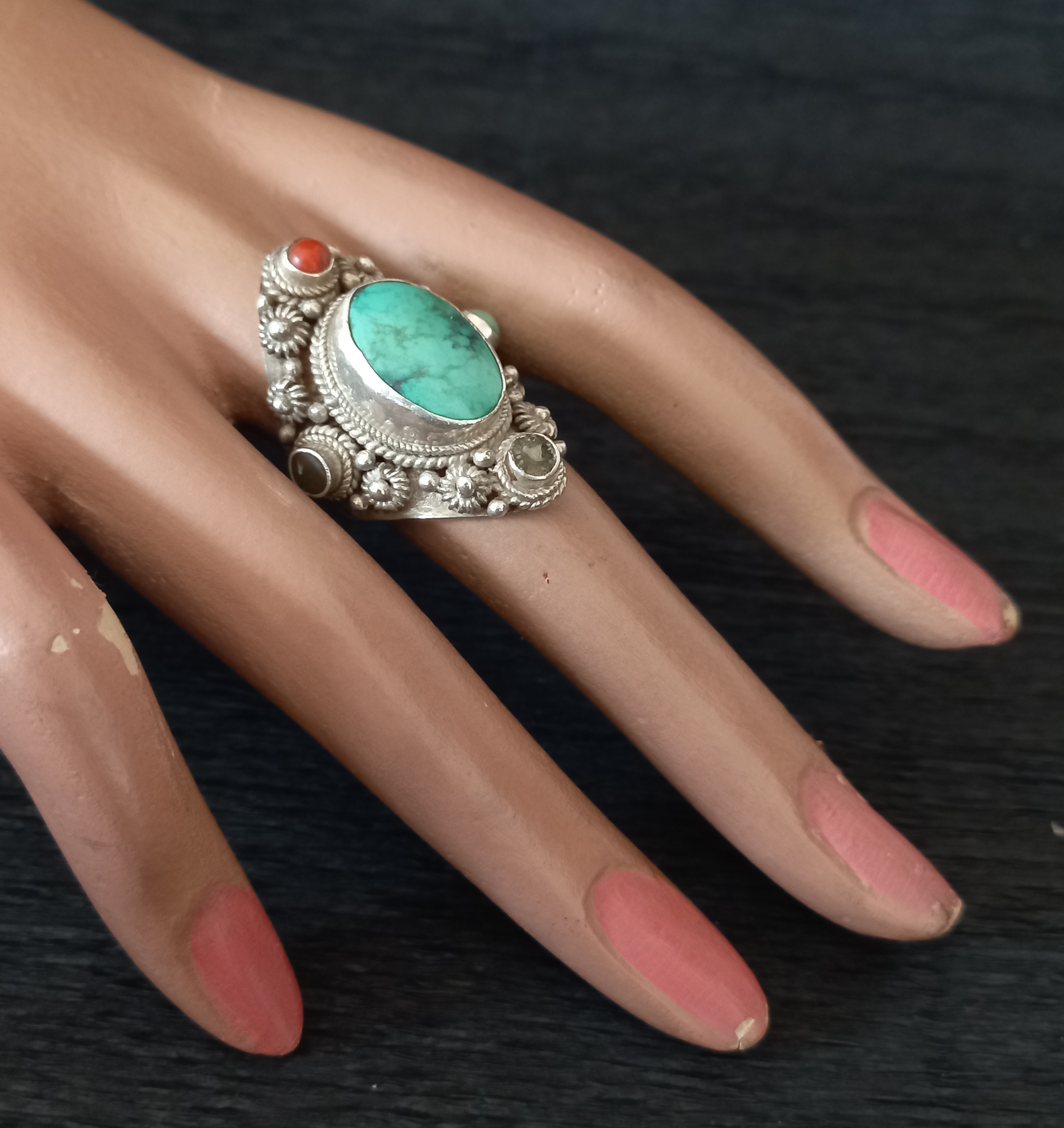 Anello etnico vintage, con turchese ovale e altre pietre dure