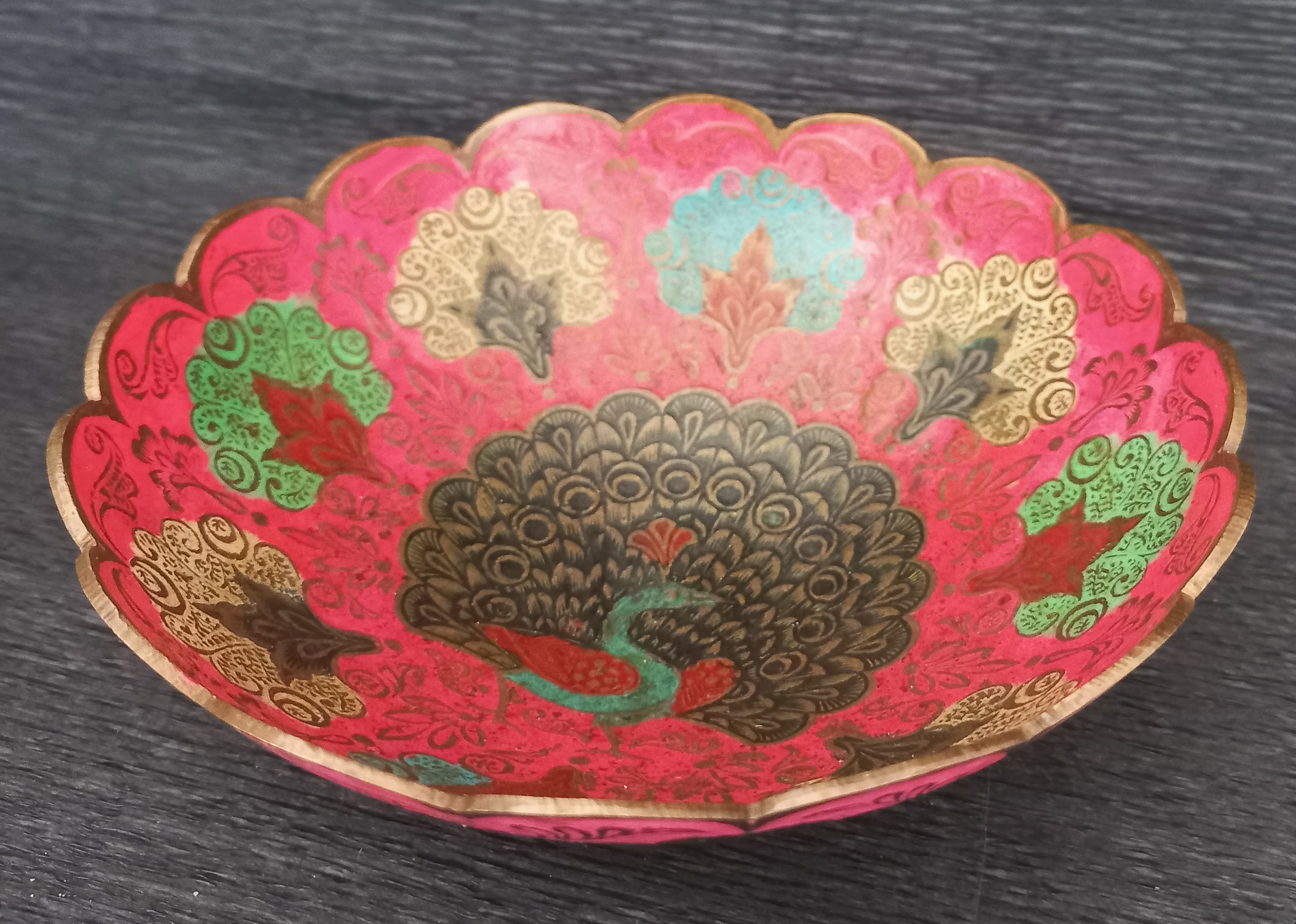 Ciotola cloissoné rosa con pavone in ottone,  India ca.1970 