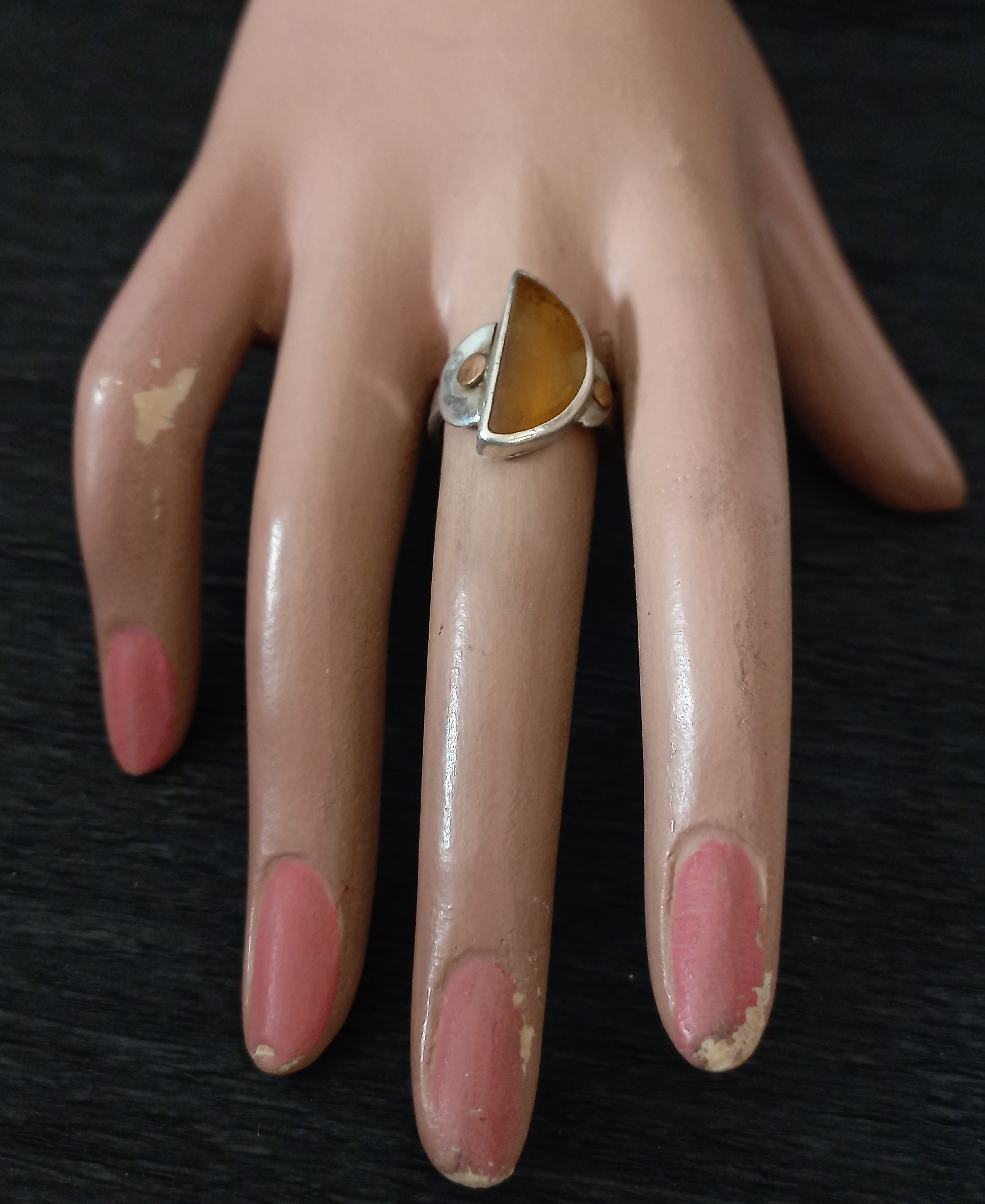 Anello del design moderno con ambra naturale, vintage