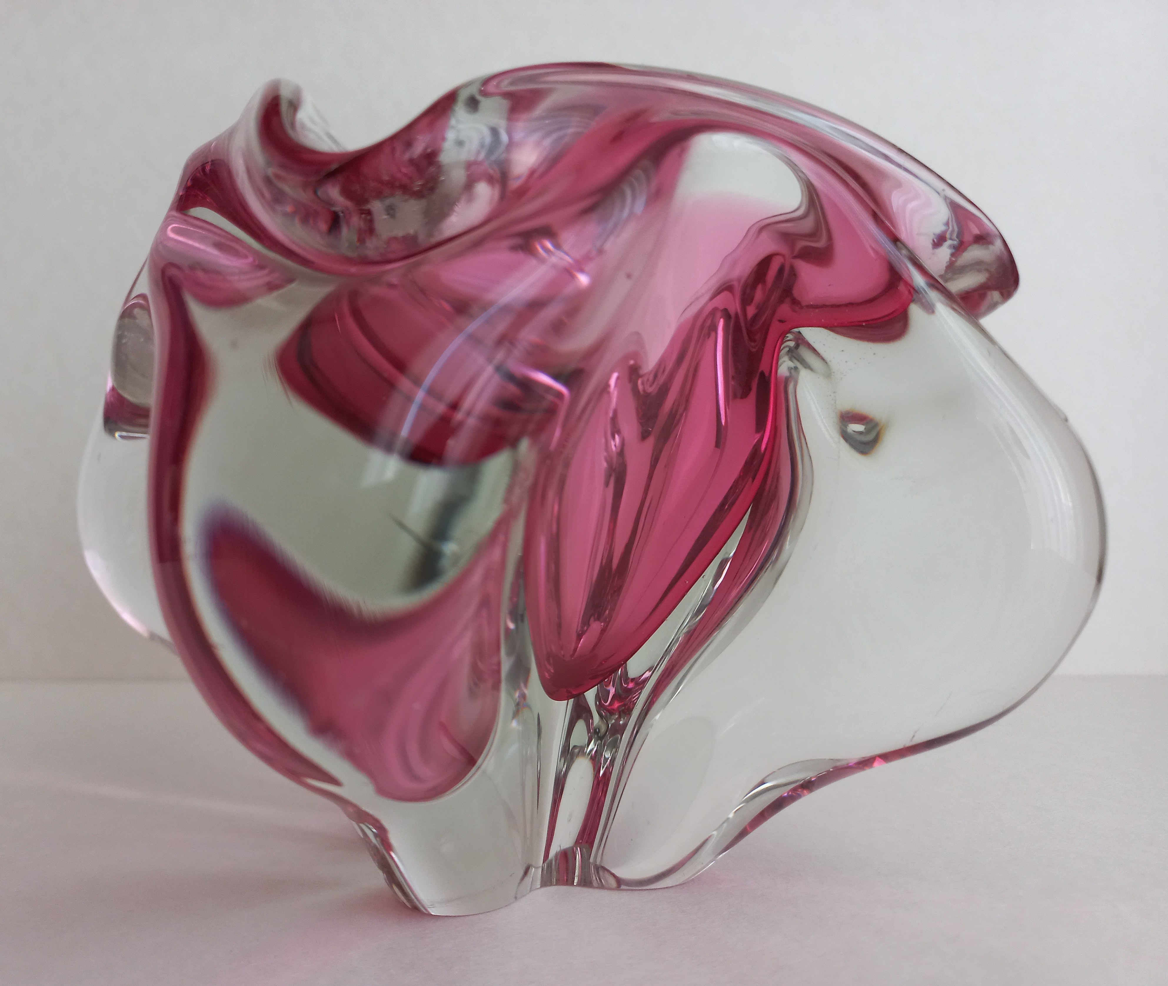 Vaso / ciottola  in vetro artistico rosa, Design di Josef  Hospodka per Chribská Sklárna, Manufattura Cechia  1960-1970