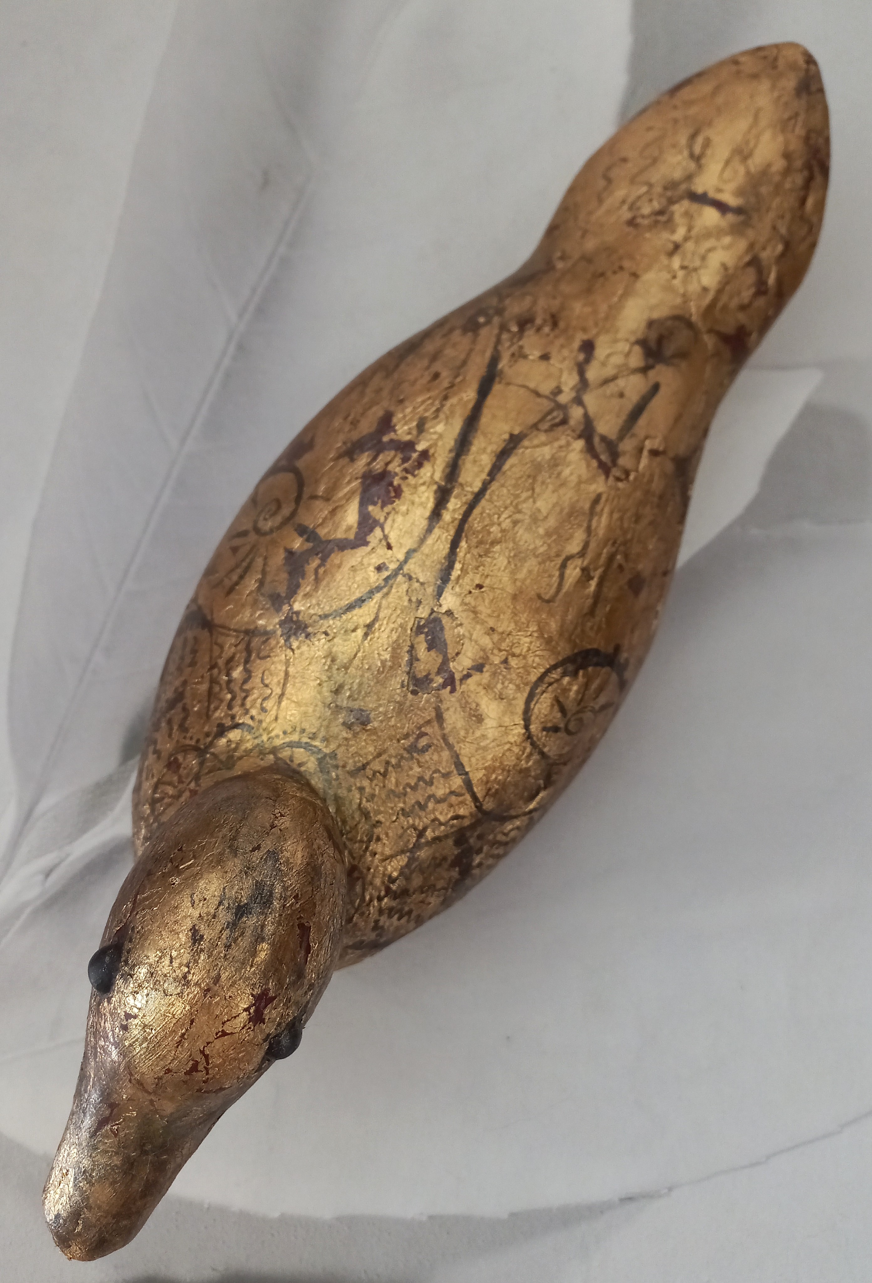 Anatra fatta a mano, rivestita con foglia oro e dipinta