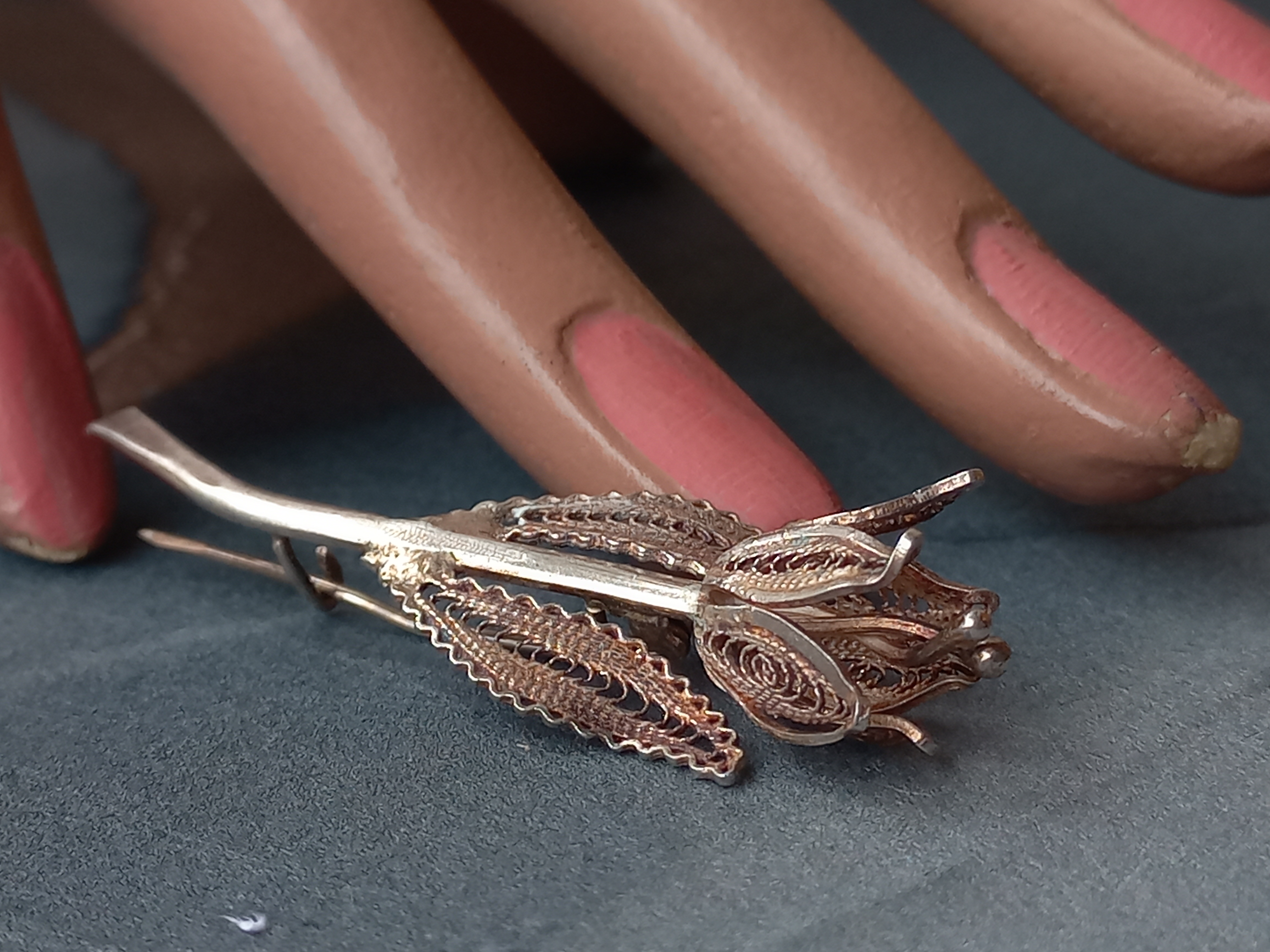 Spilla romatica a forma di fiore in filigrana , ca. 1940