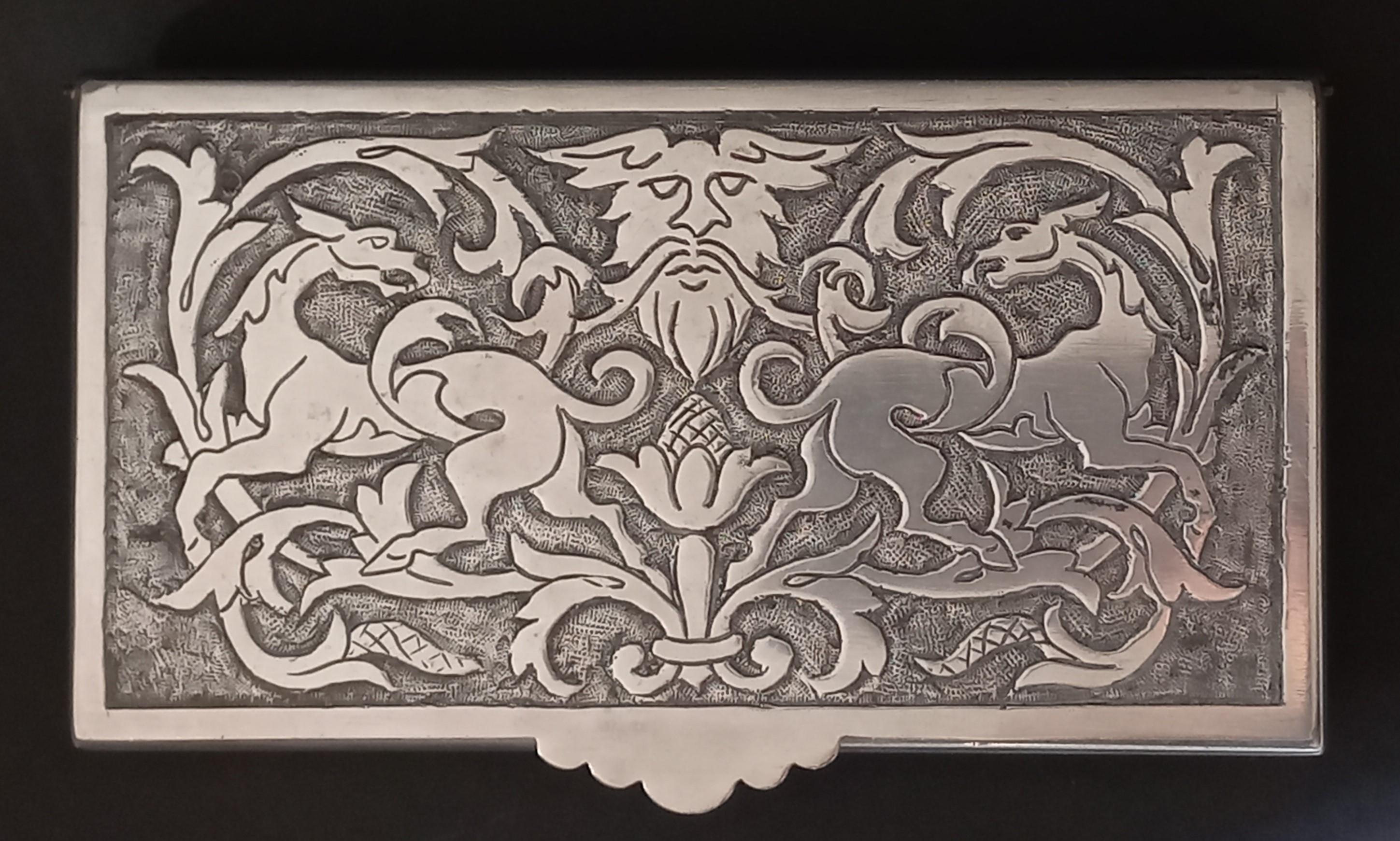 Scatola decorata con dragi e maschera, vintage