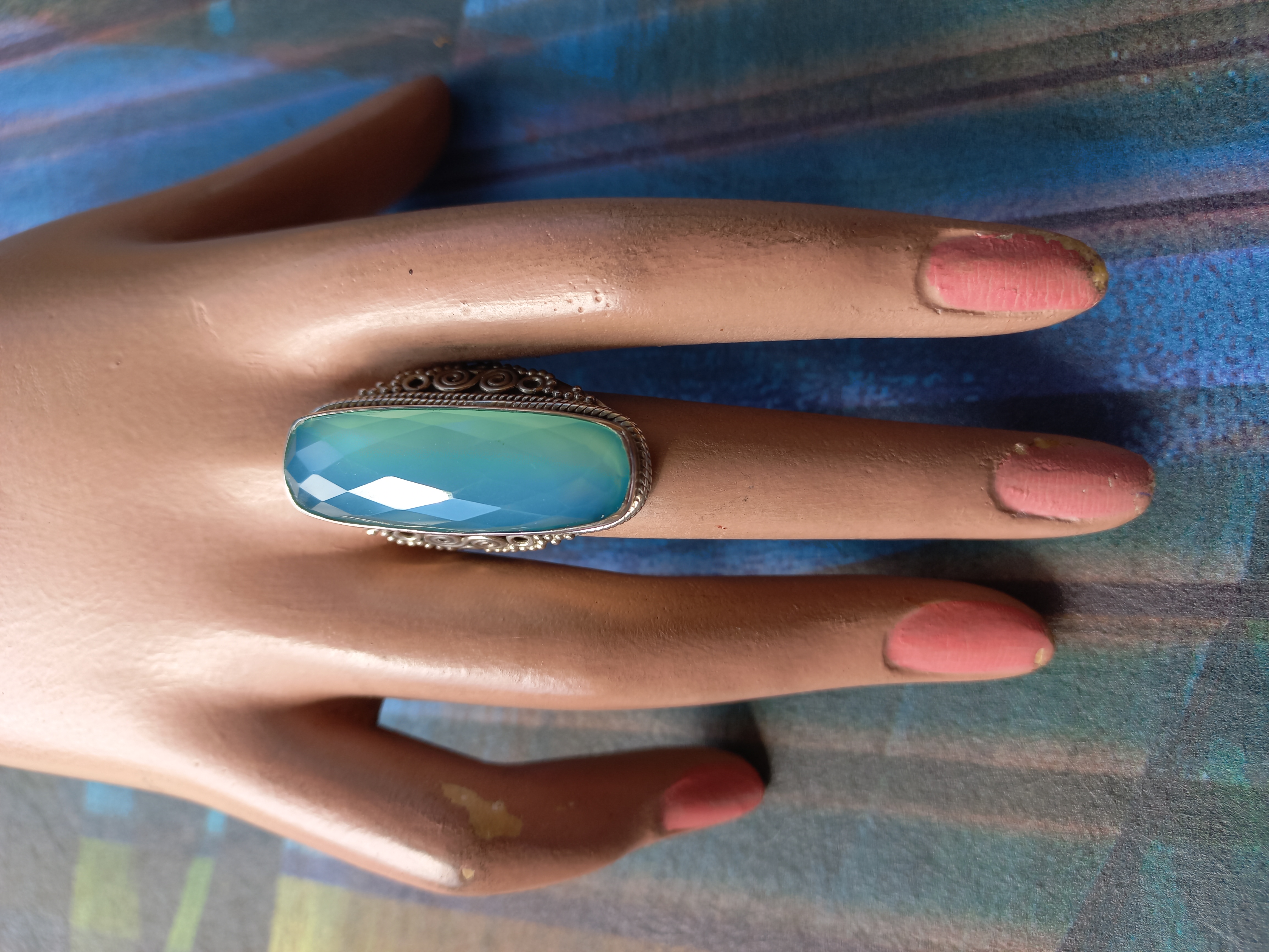 Anello con gemma sfaccietata verde 