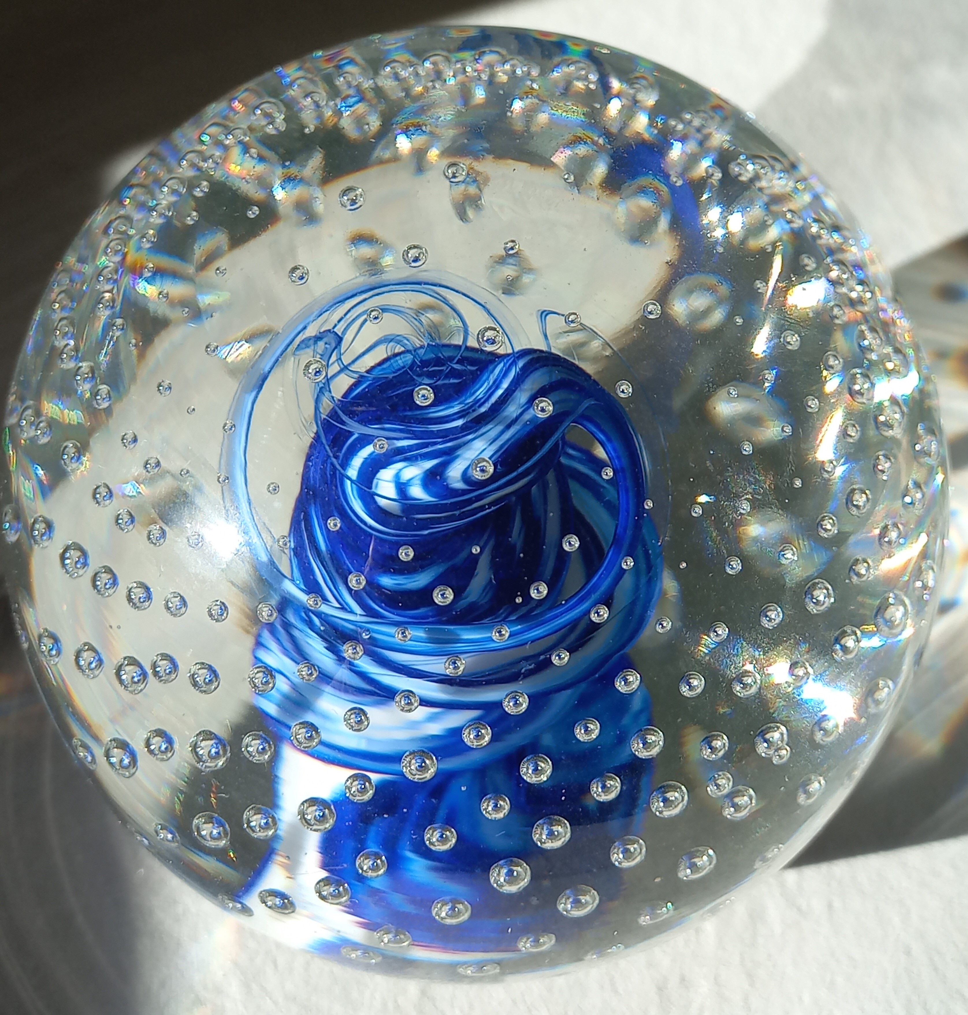 Fermacarte / Sfera di vetro artistico con vortice Blu, Murano ca. 1970