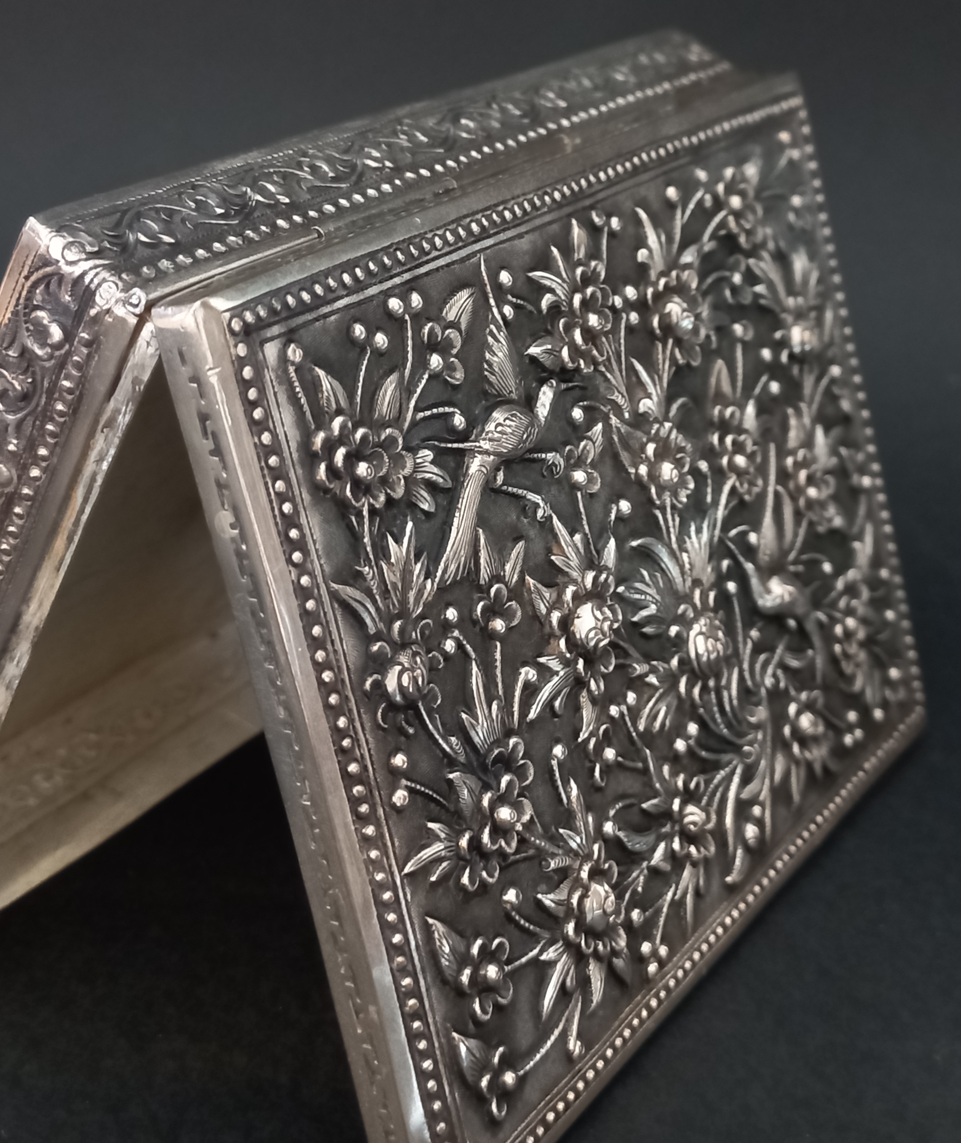 Scatola decorativa vintage con ornamenti floreali in rilievo 