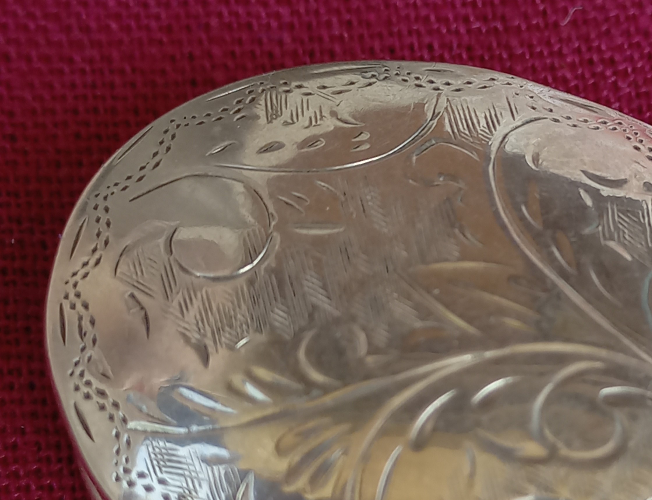 Porta pillole inciso con motivi floreali, vintage ca. 1950