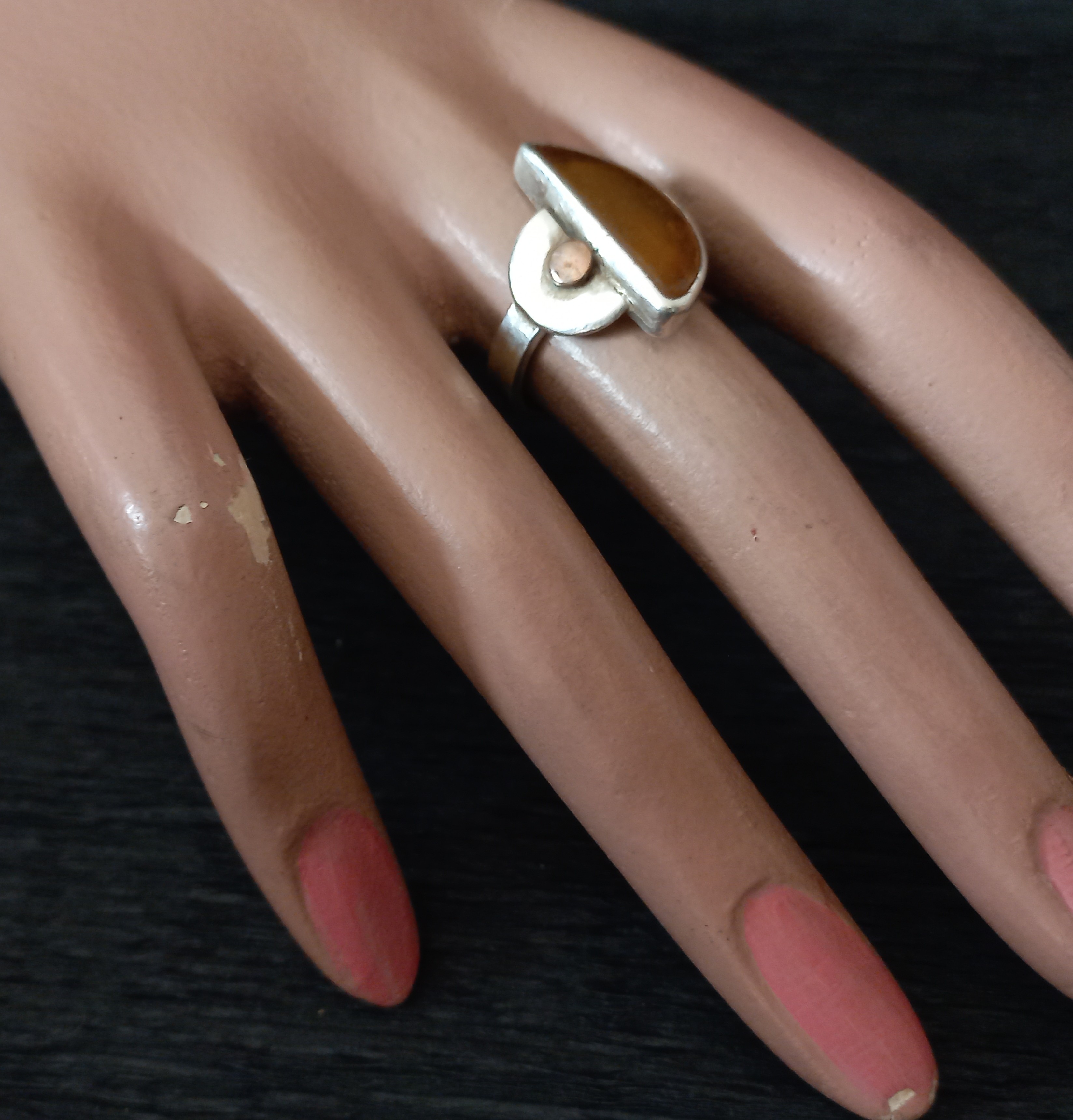 Anello del design moderno con ambra naturale, vintage 