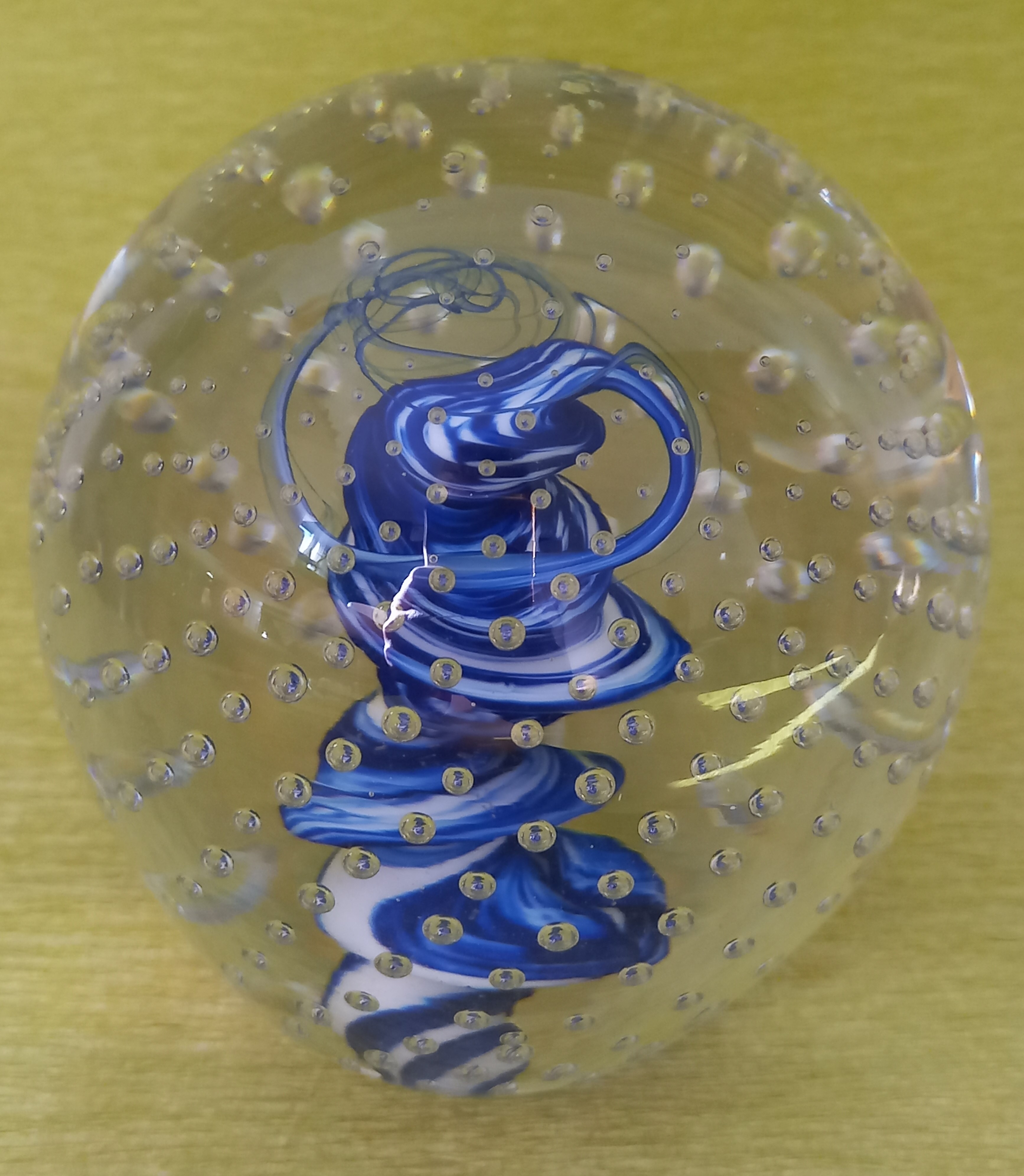 Fermacarte / Sfera di vetro artistico con vortice Blu, Murano ca. 1970