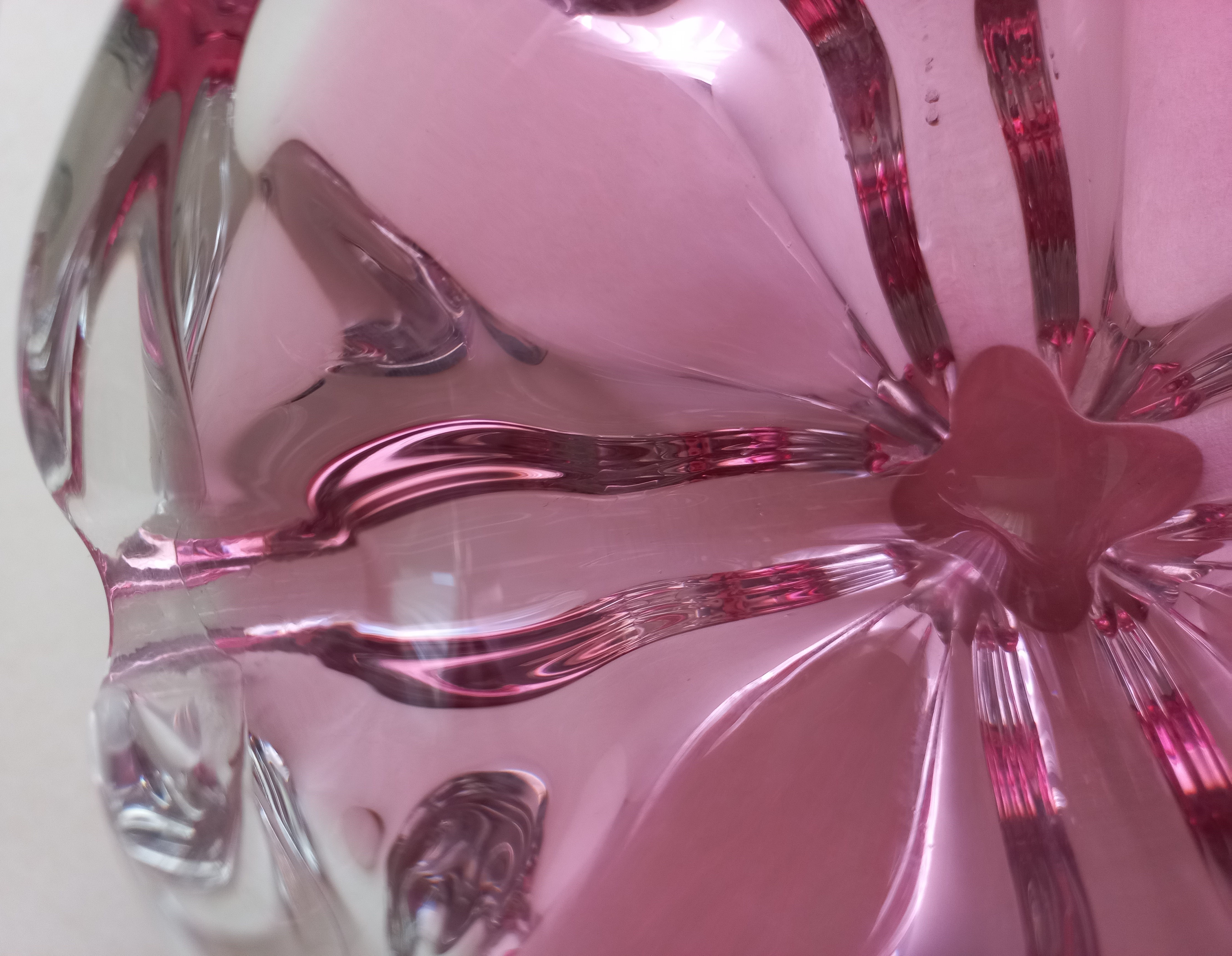 Vaso / ciottola  in vetro artistico rosa, Design di Josef  Hospodka per Chribská Sklárna, Manufattura Cechia  1960-1970