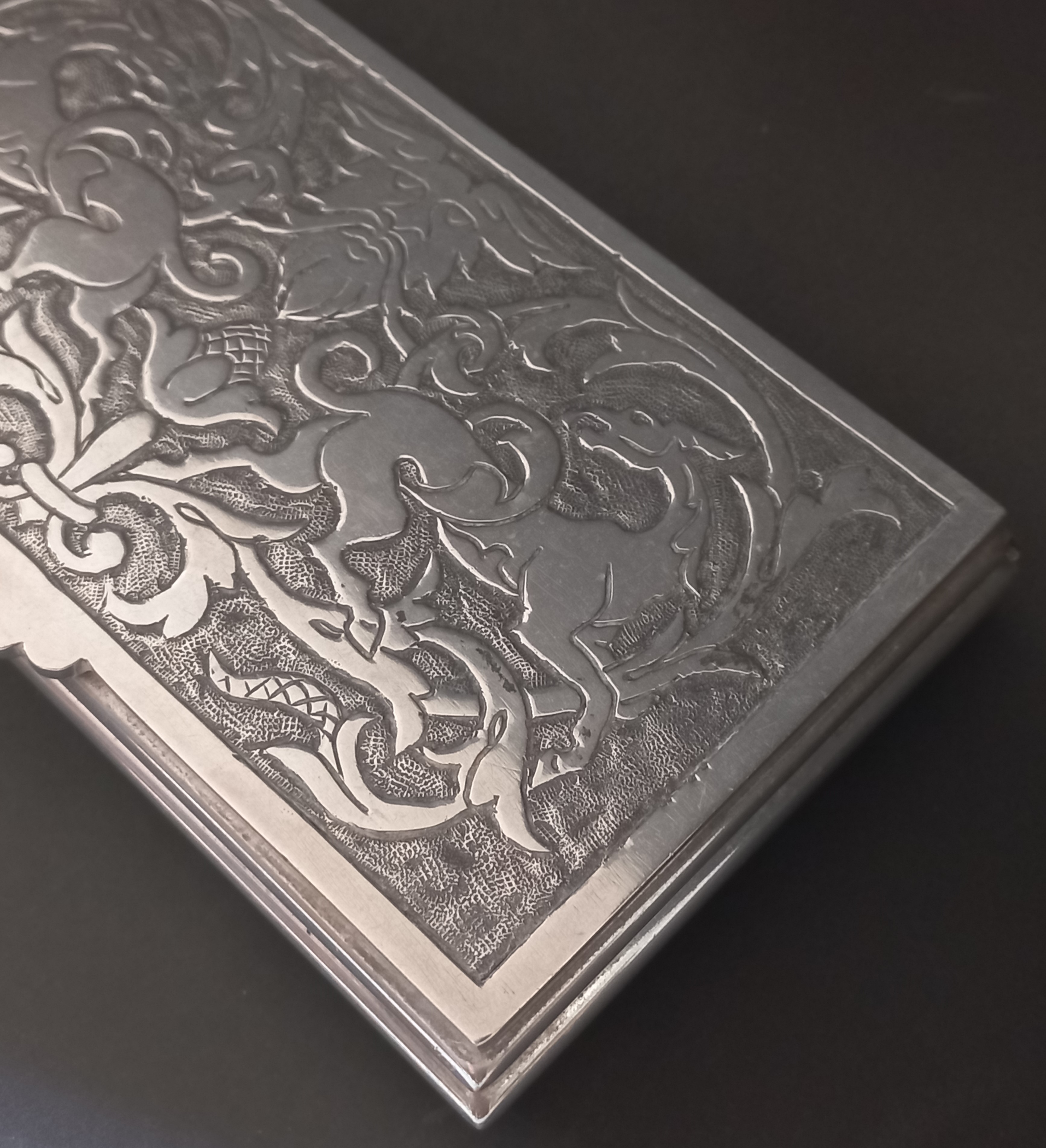 Scatola decorata con dragi e maschera, vintage