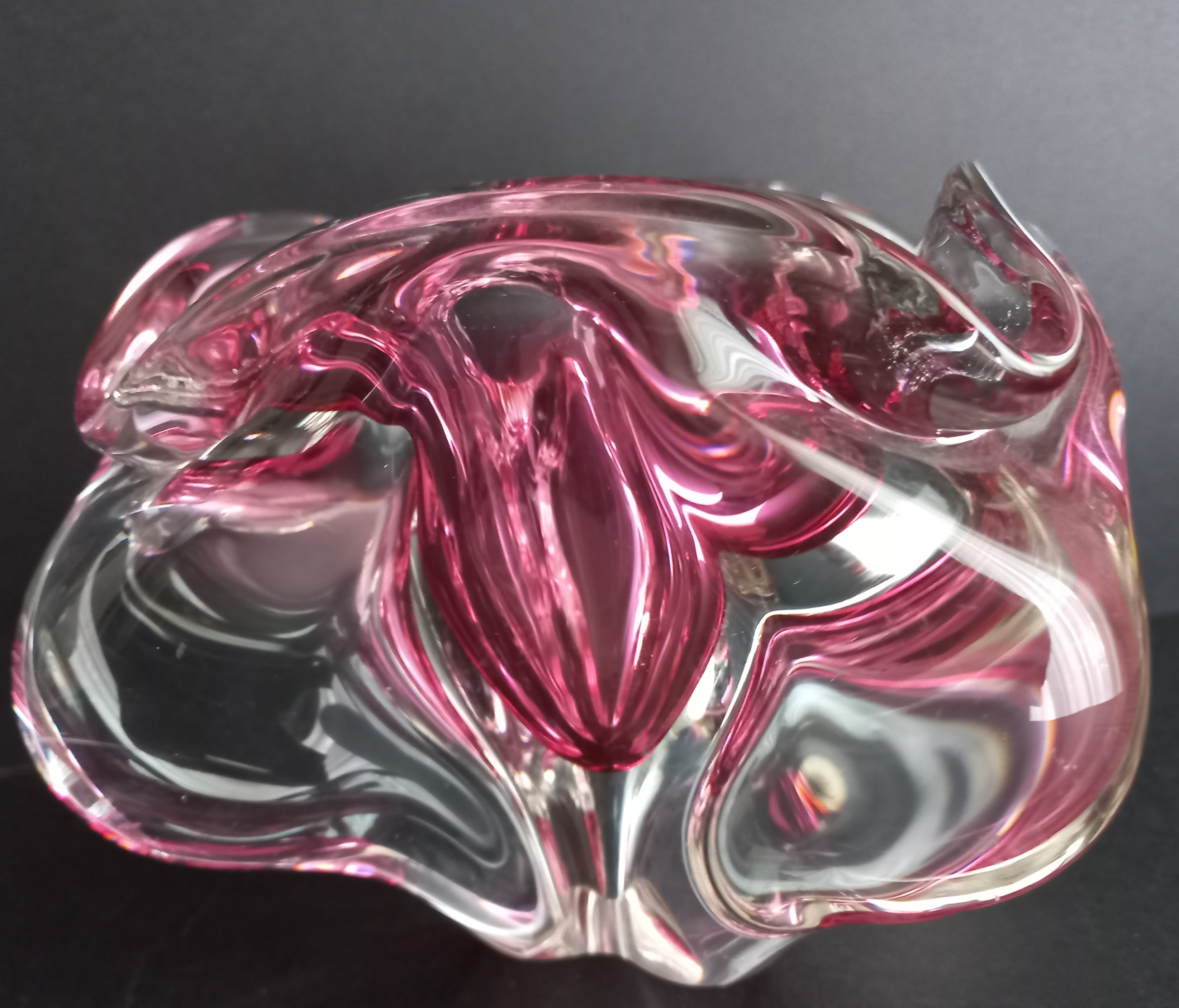 Vaso / ciottola  in vetro artistico rosa, Design di Josef  Hospodka per Chribská Sklárna, Manufattura Cechia  1960-1970