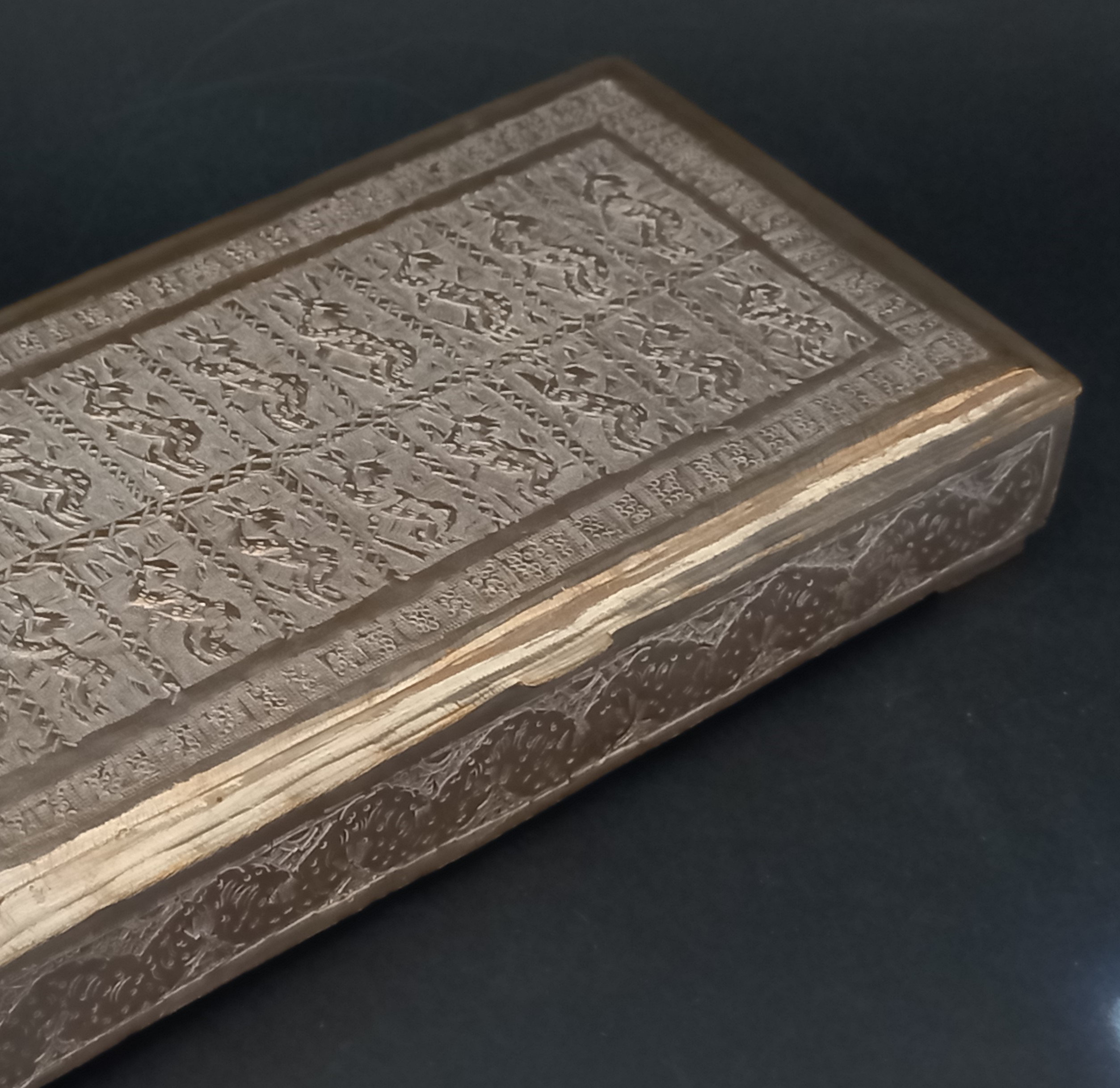 Scatola con coperchio orientale, rilievo con conigli danzanti