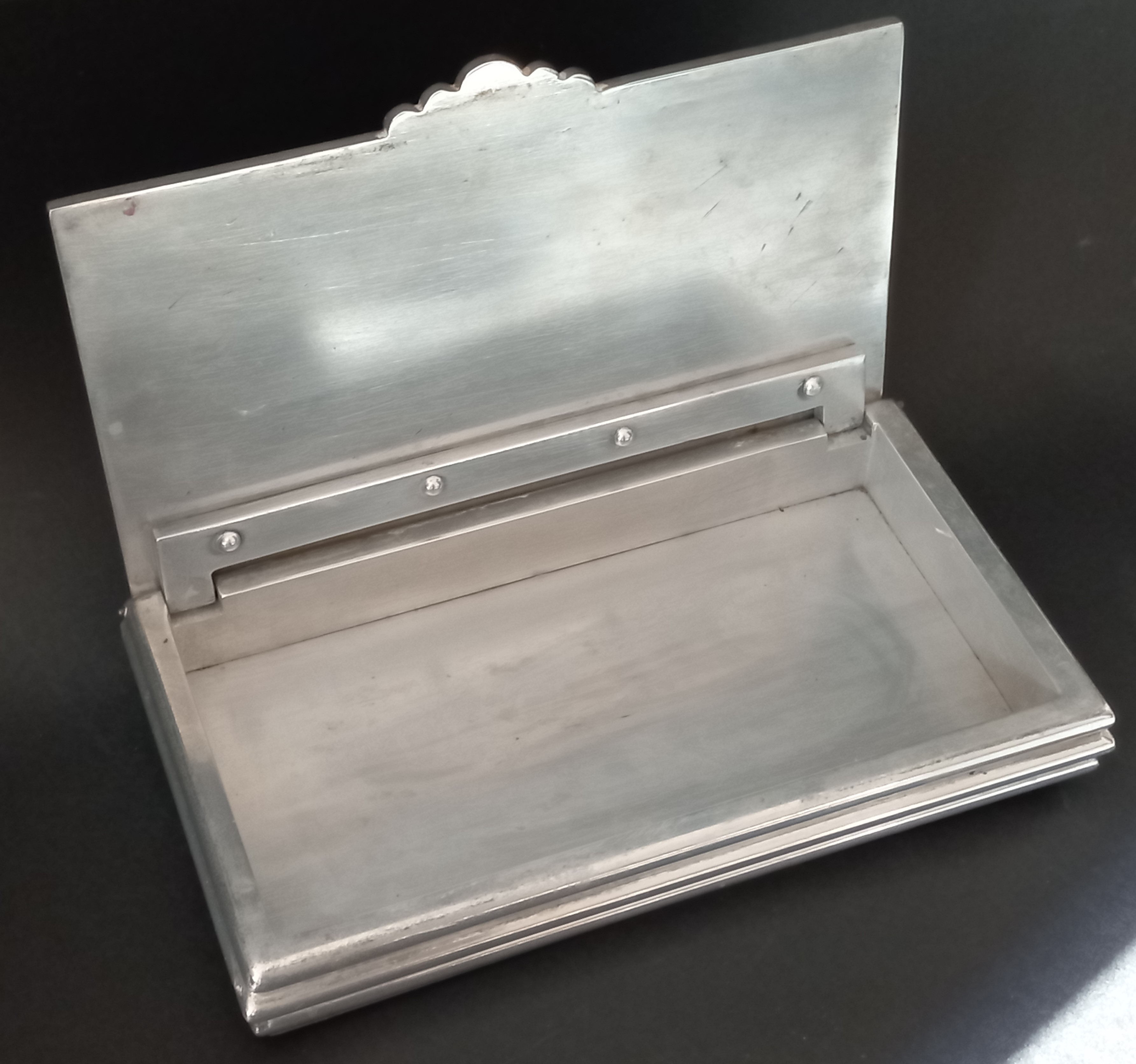 Scatola decorata con dragi e maschera, vintage