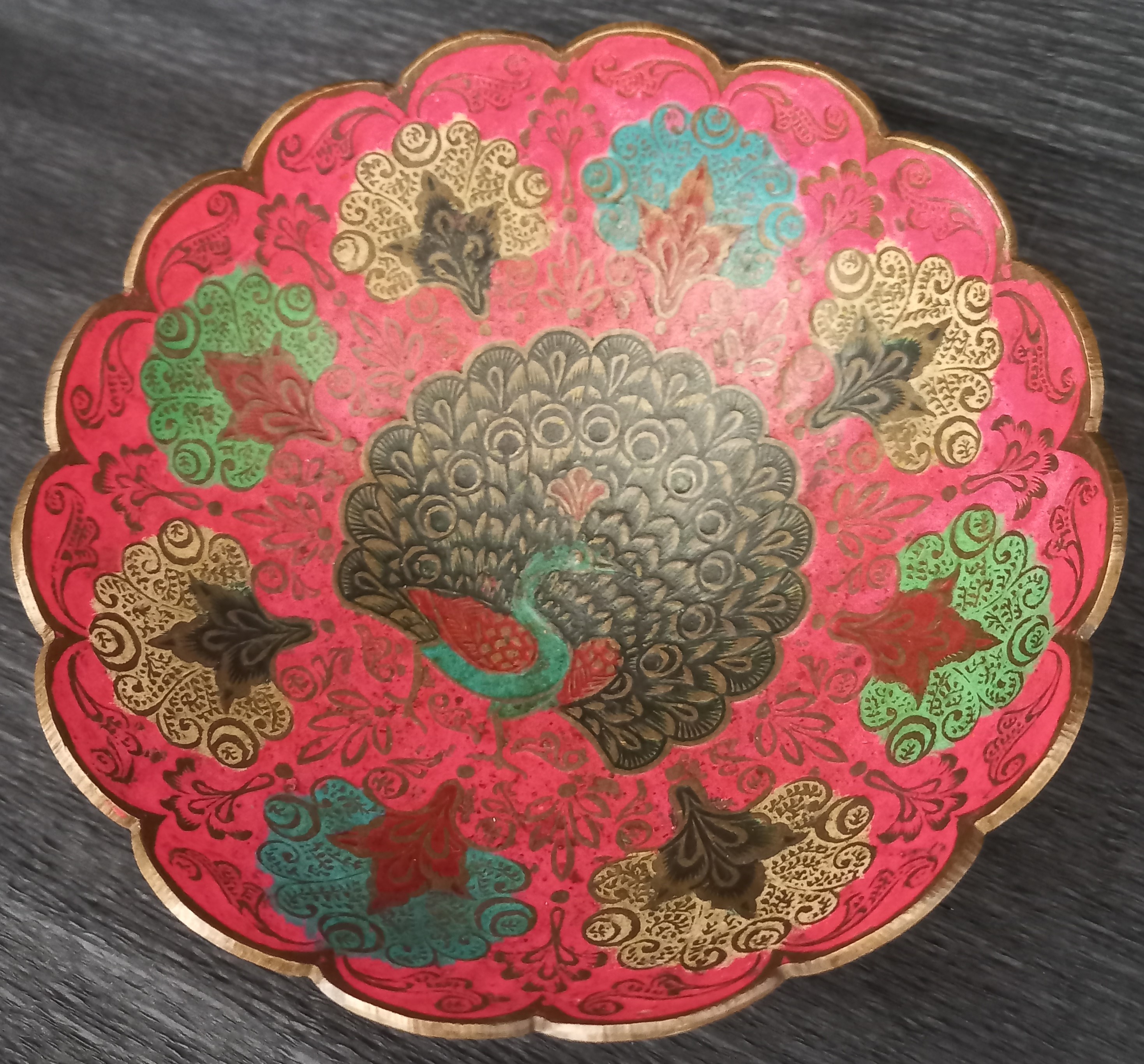 Ciotola cloissoné rosa con pavone in ottone, India ca.1970