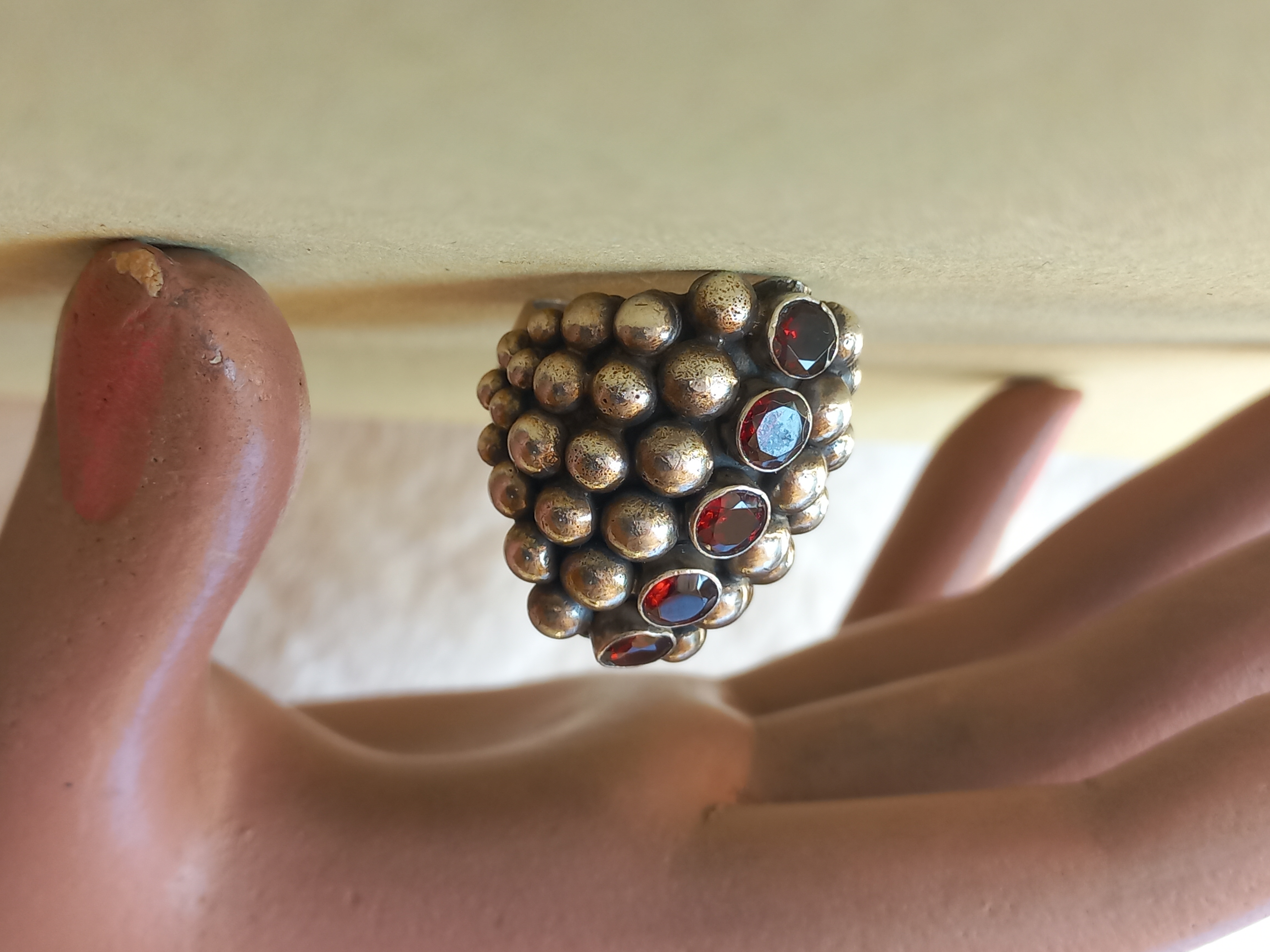Anello con granate, design eccentrico