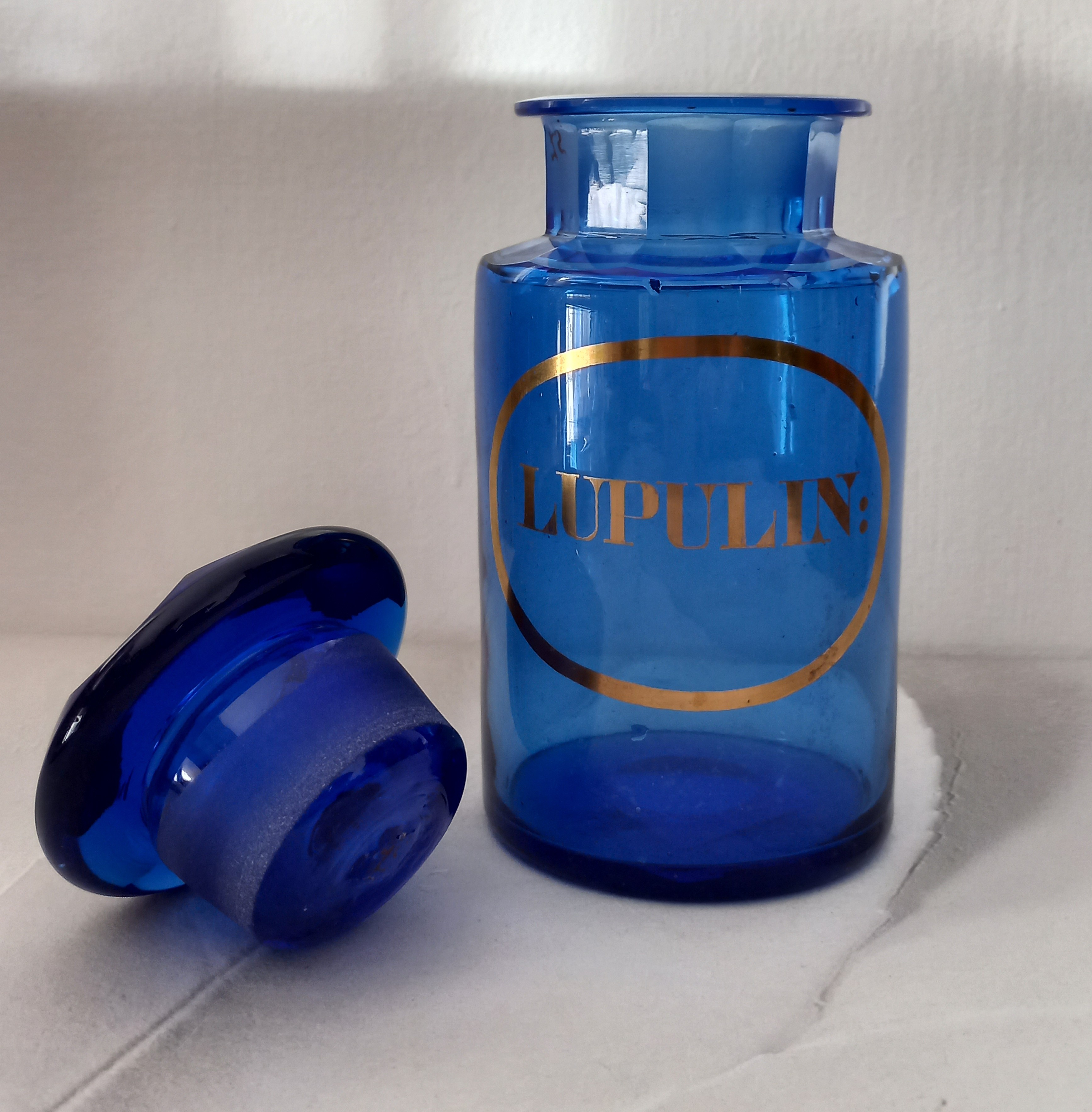 Vaso da farmacia "Lupulin" in vetro blu, ca. 1850