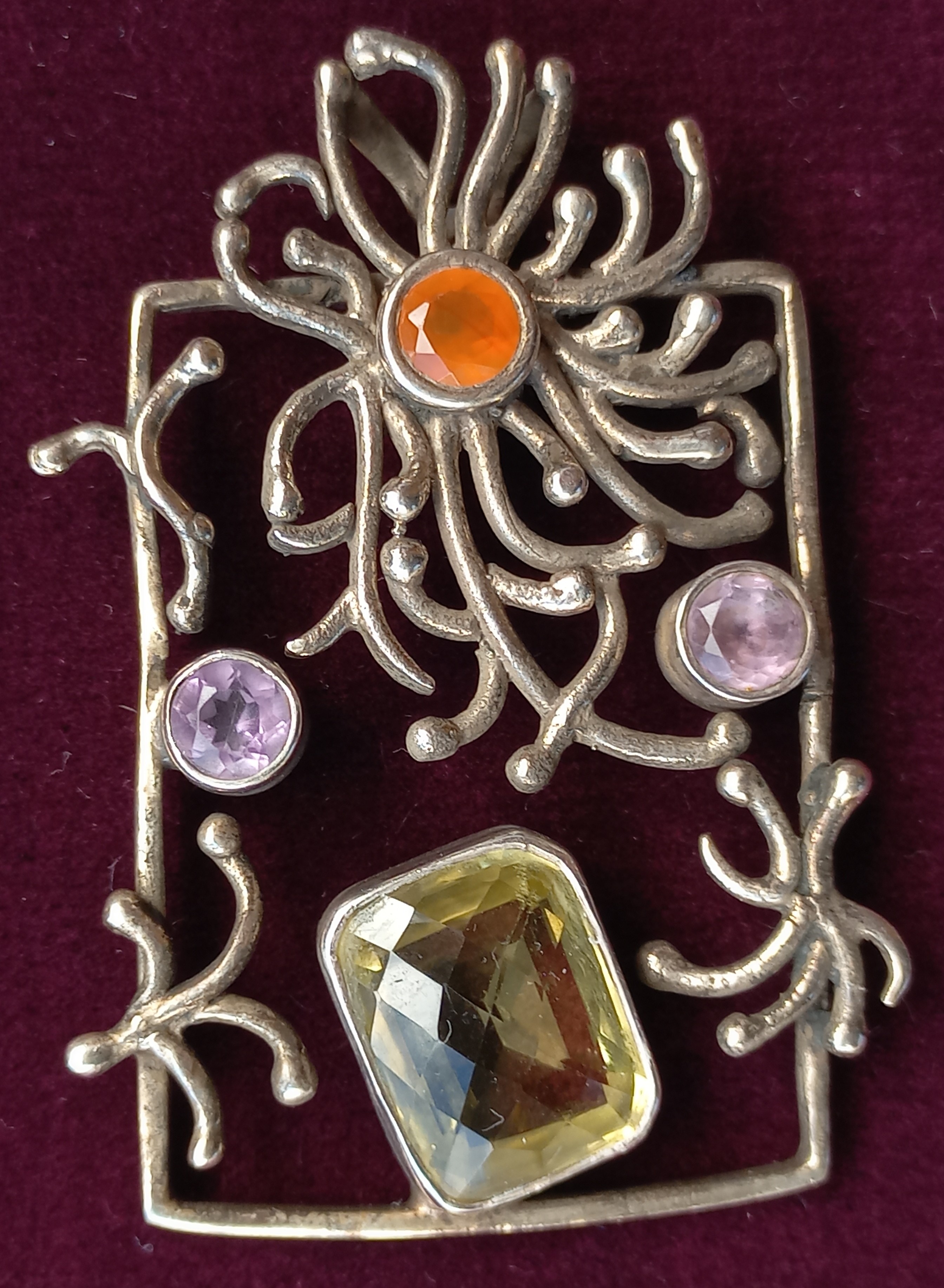 Ciondolo con gemme multicolor del design moderno 