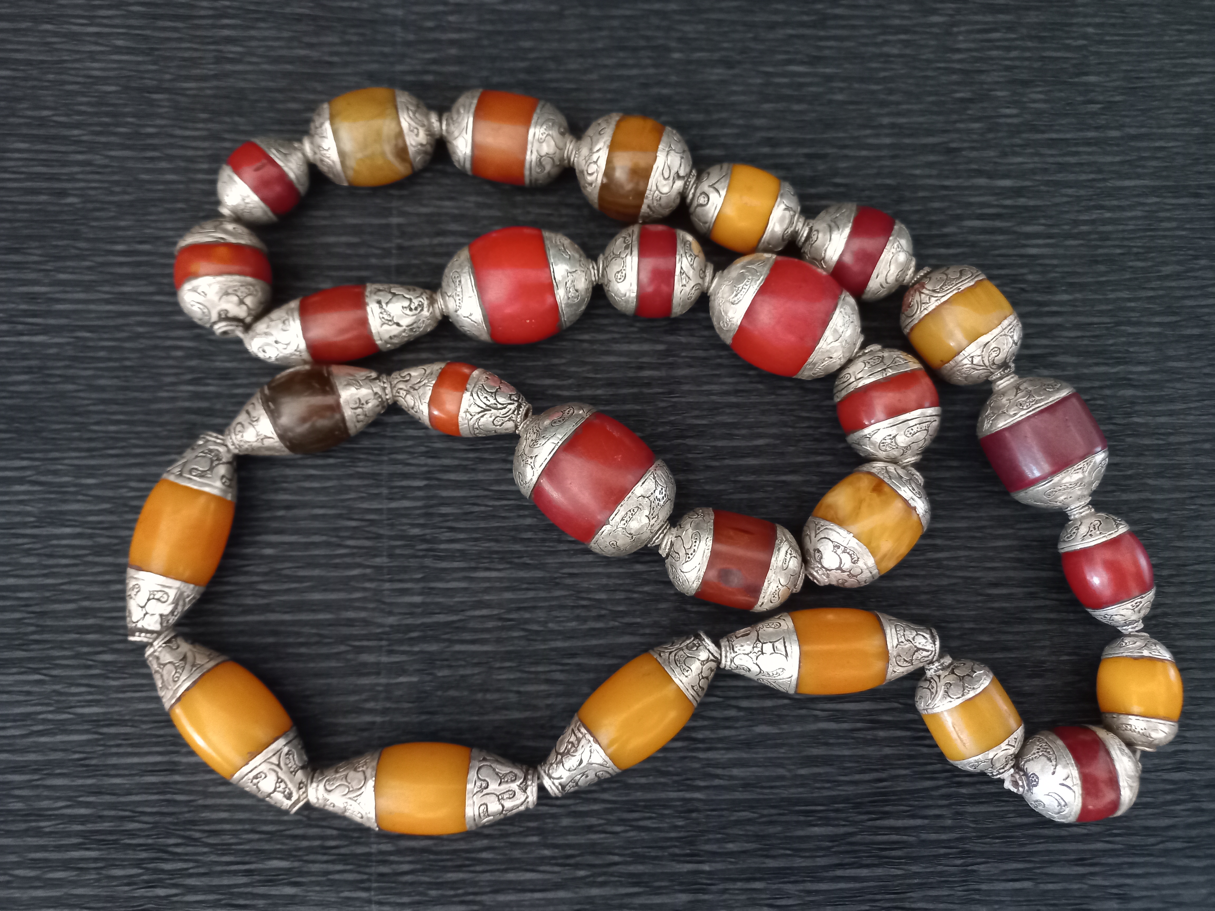 Collana in ambra antica, gialla e rossa, Oriente