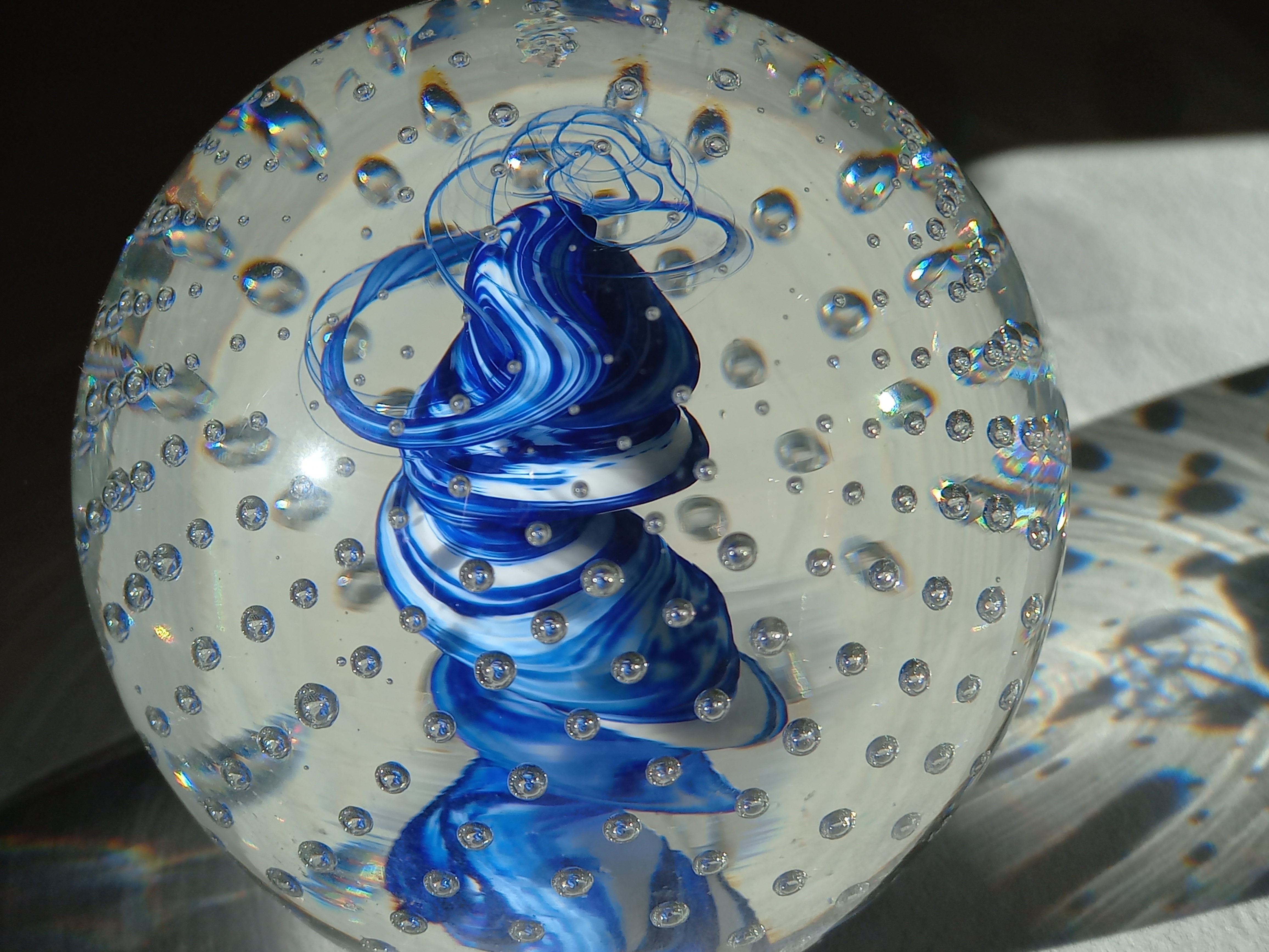 Fermacarte / Sfera di vetro artistico con vortice Blu, Murano ca. 1970