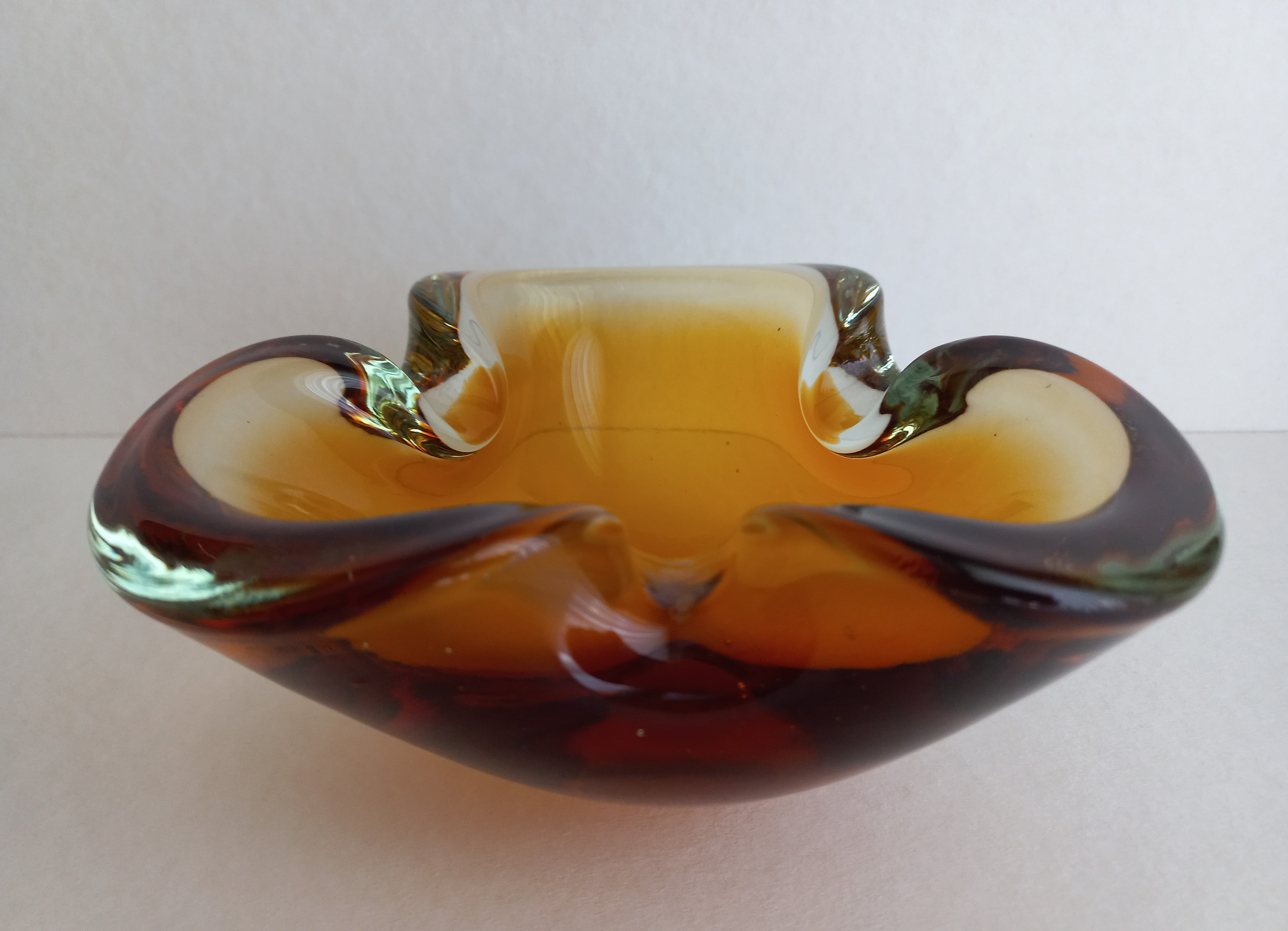 Posacenere / ciottola in vetro artistico sommerso giallo, Design di Flavio Poli per Seguso, Murano ca. 1960