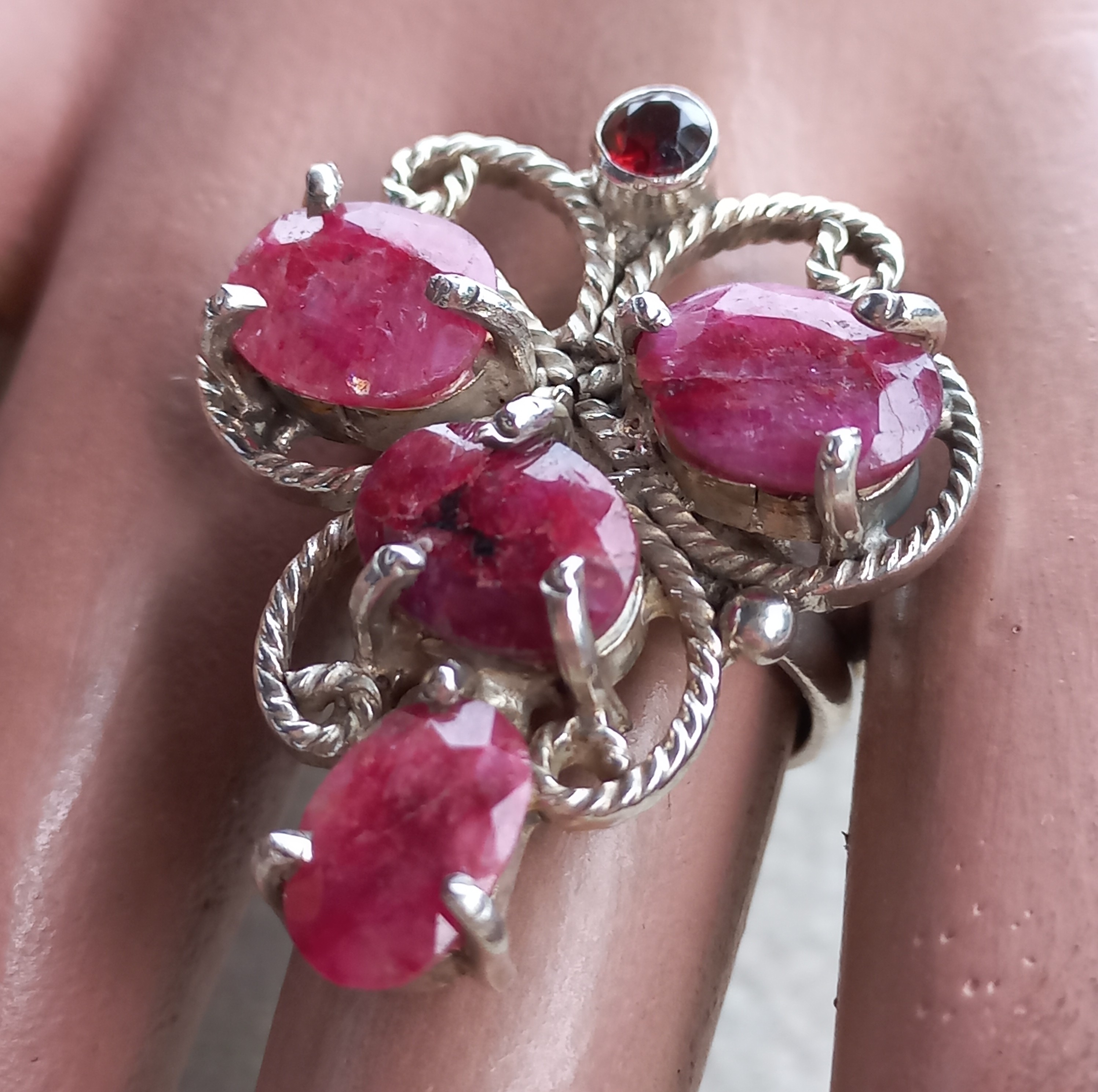 Anello vintage etnico con gemme rosso rubino