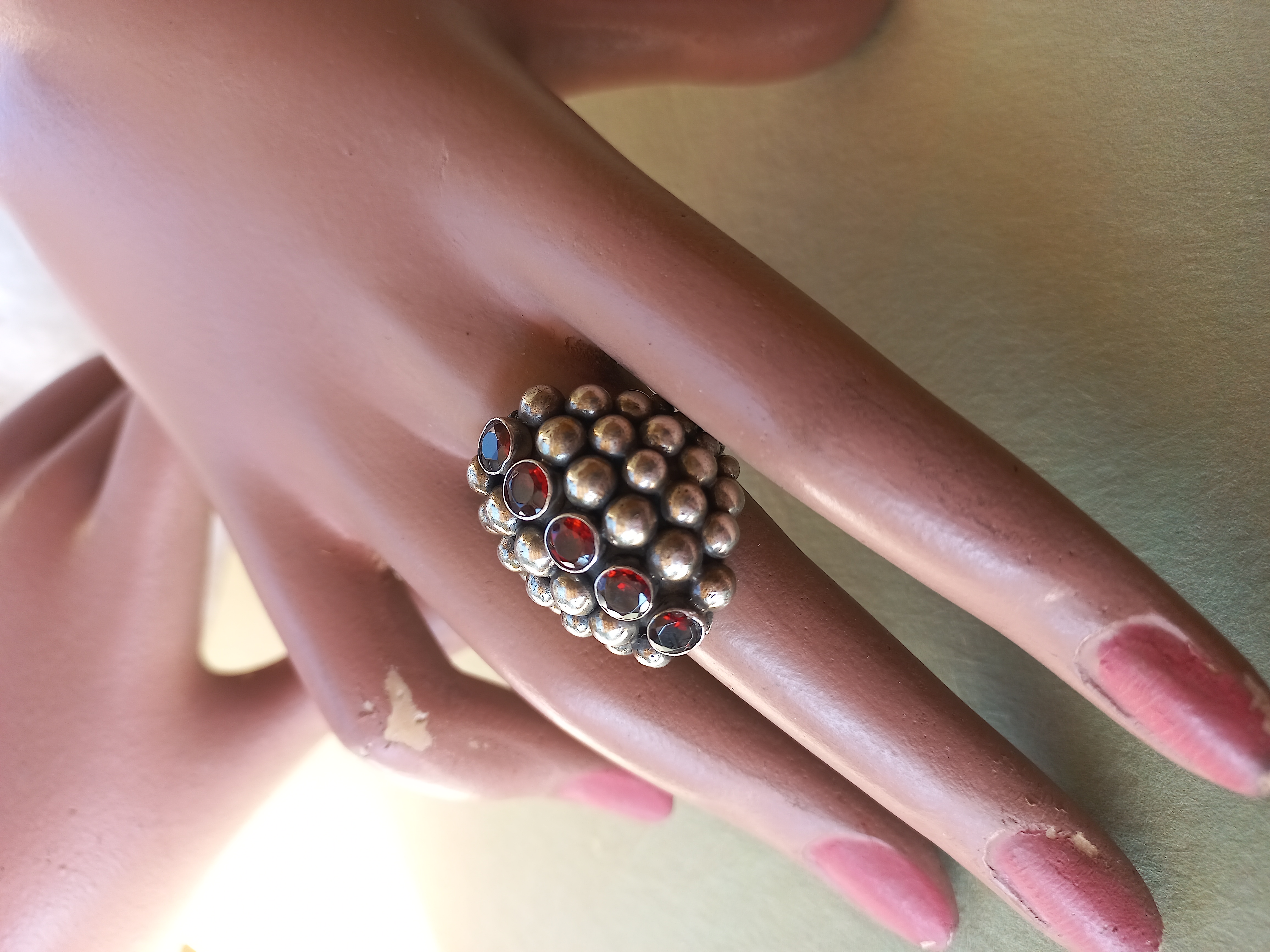 Anello con granate, design eccentrico