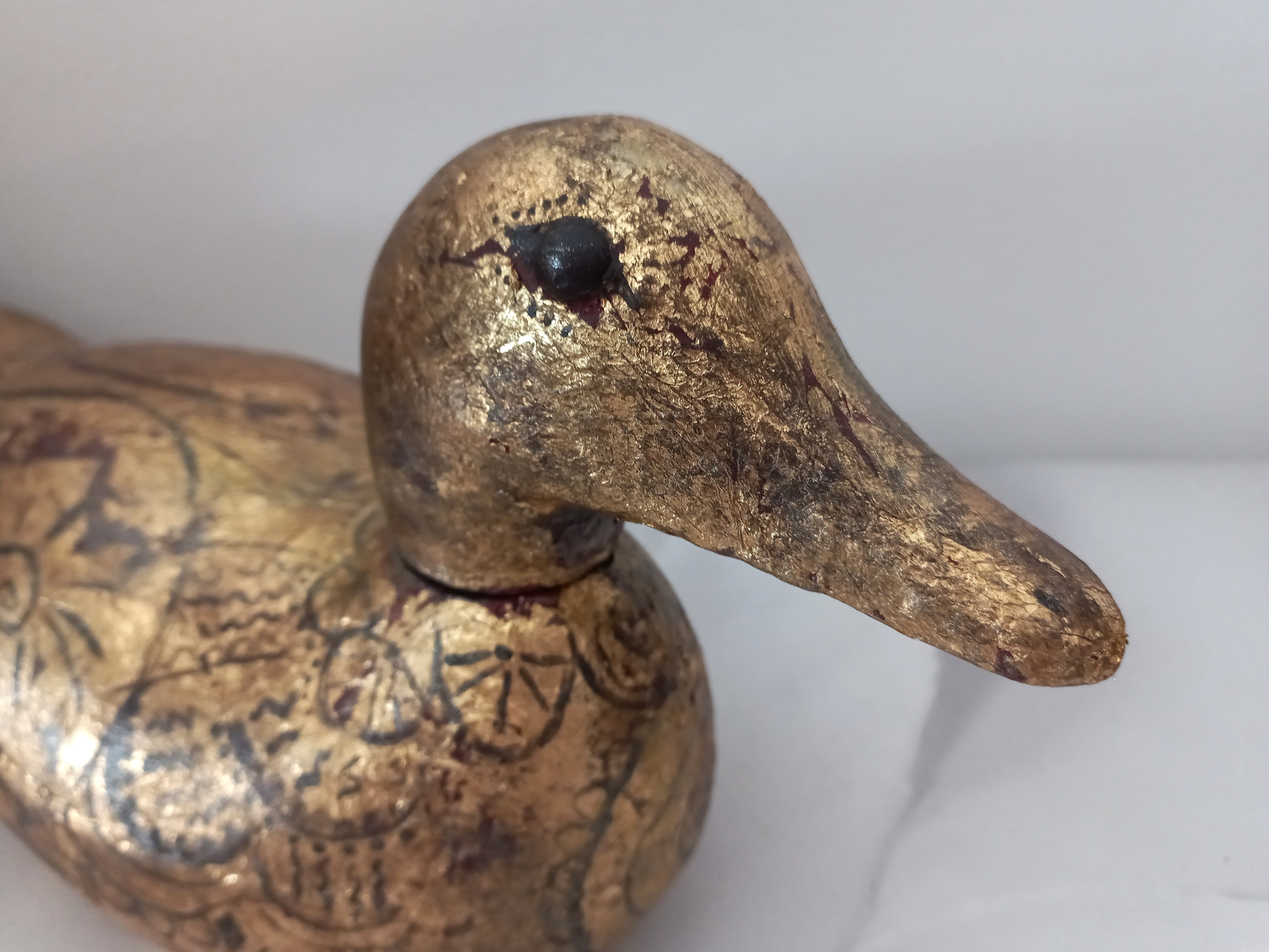 Anatra fatta a mano, rivestita con foglia oro e dipinta