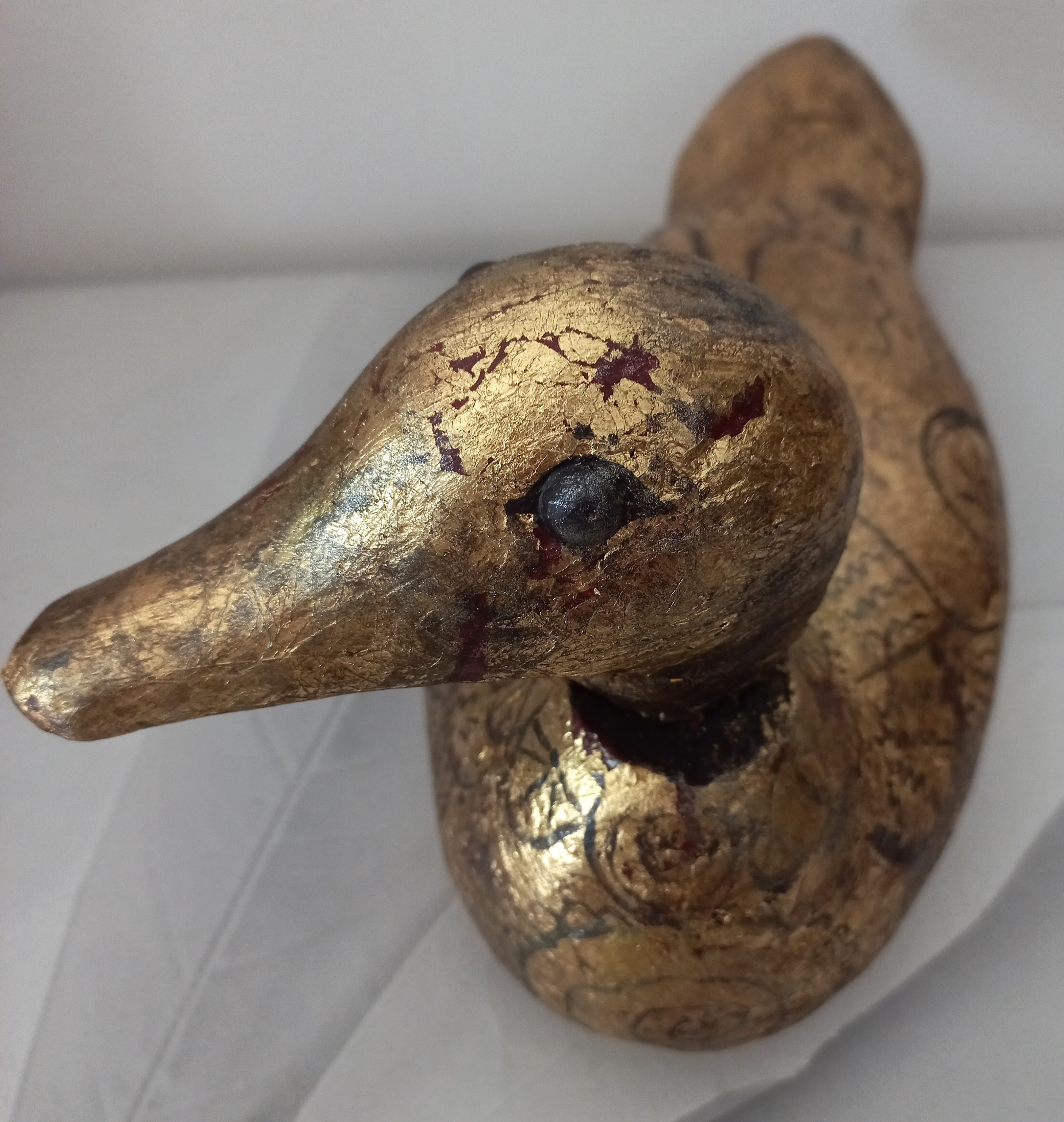 Anatra fatta a mano, rivestita con foglia oro e dipinta