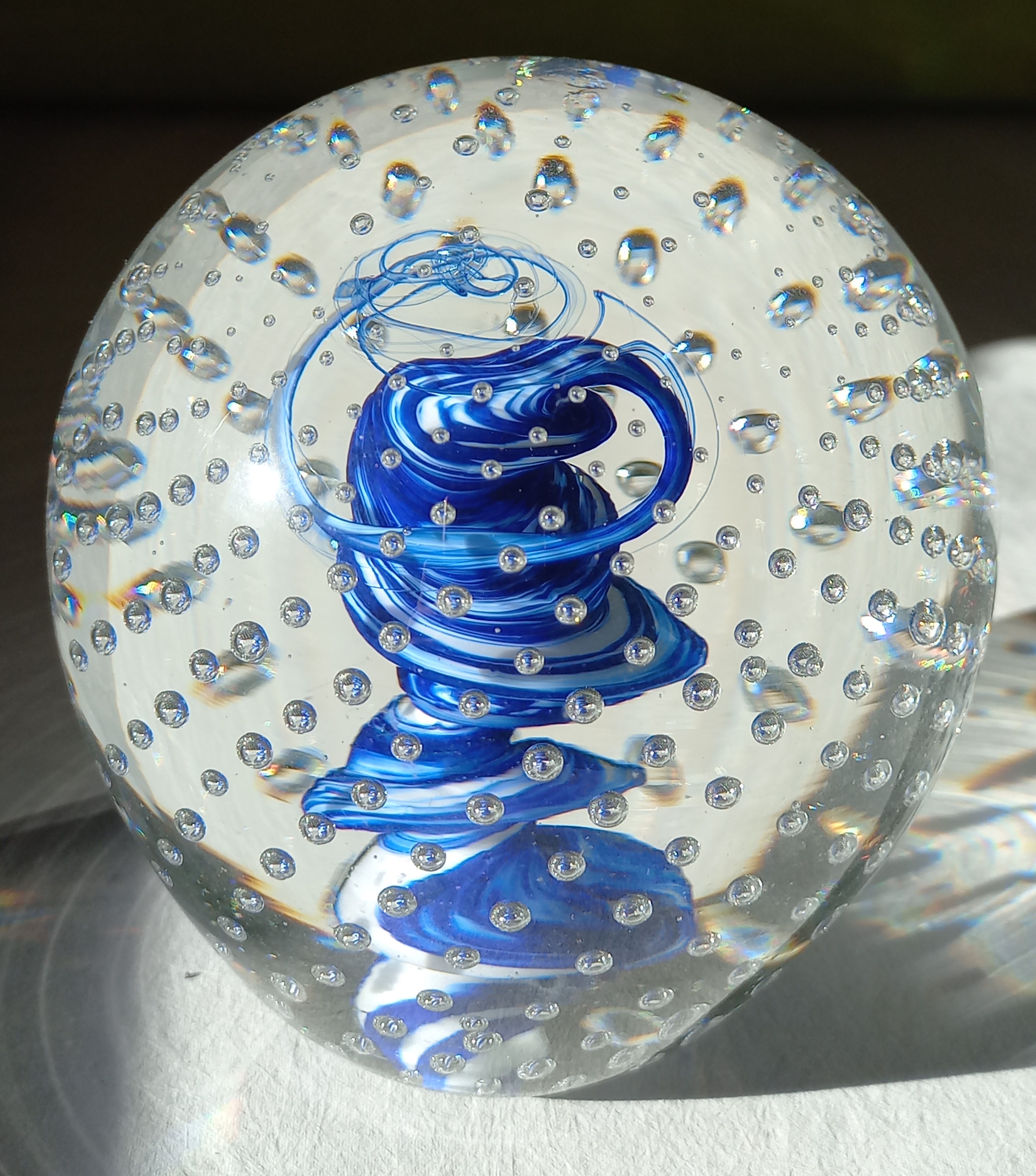 Fermacarte / Sfera di vetro artistico con vortice Blu, Murano ca. 1970