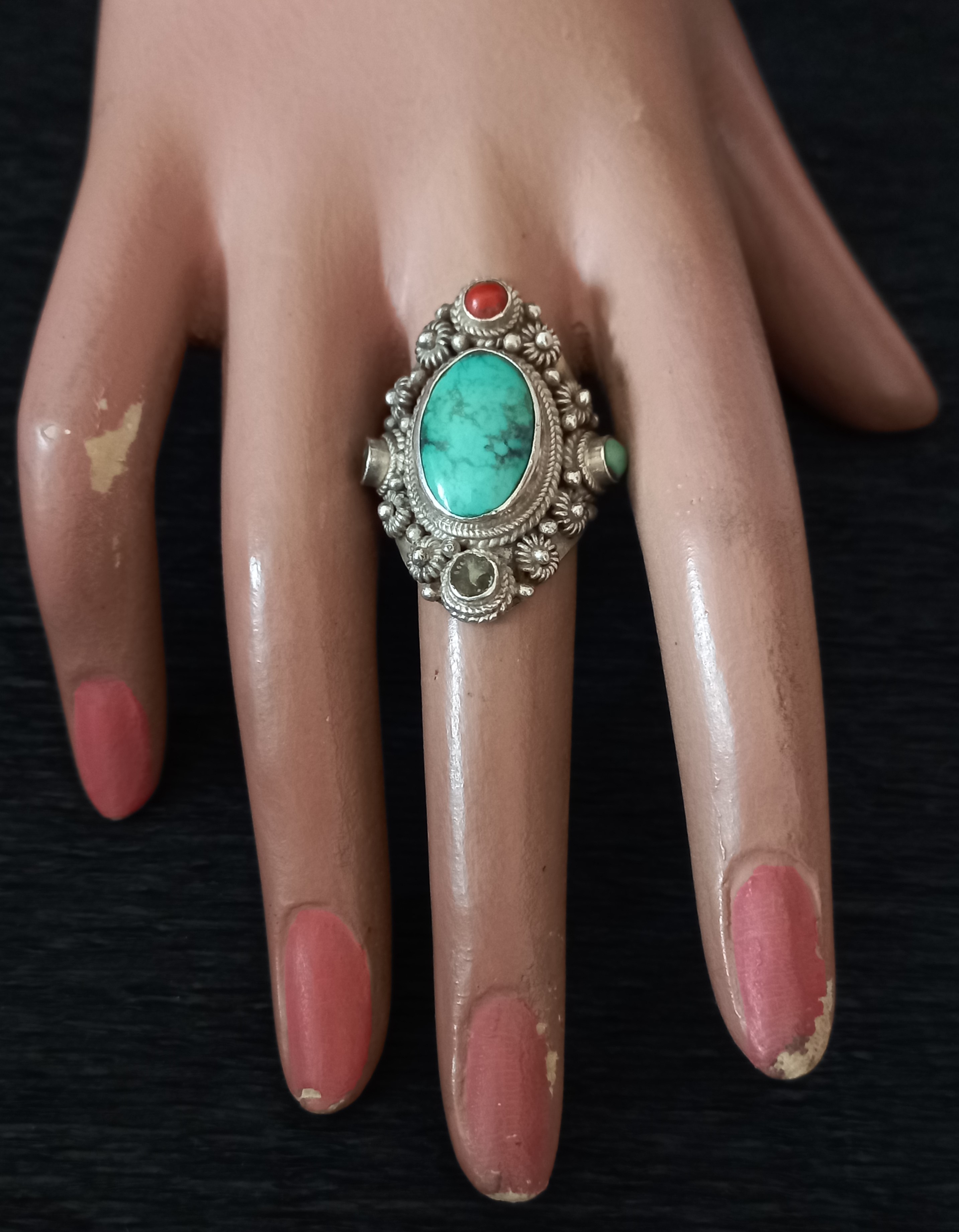 Anello etnico vintage, con turchese ovale e altre pietre dure