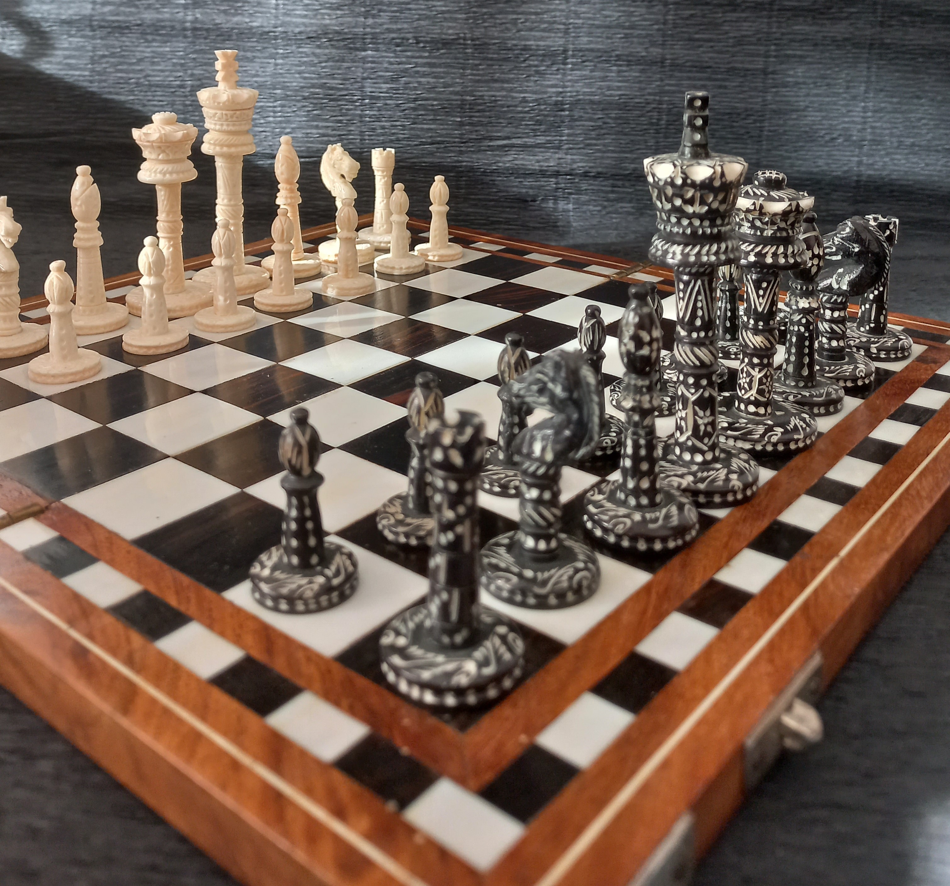 Scacchiera in legno e osso, Oriente ca. 1930