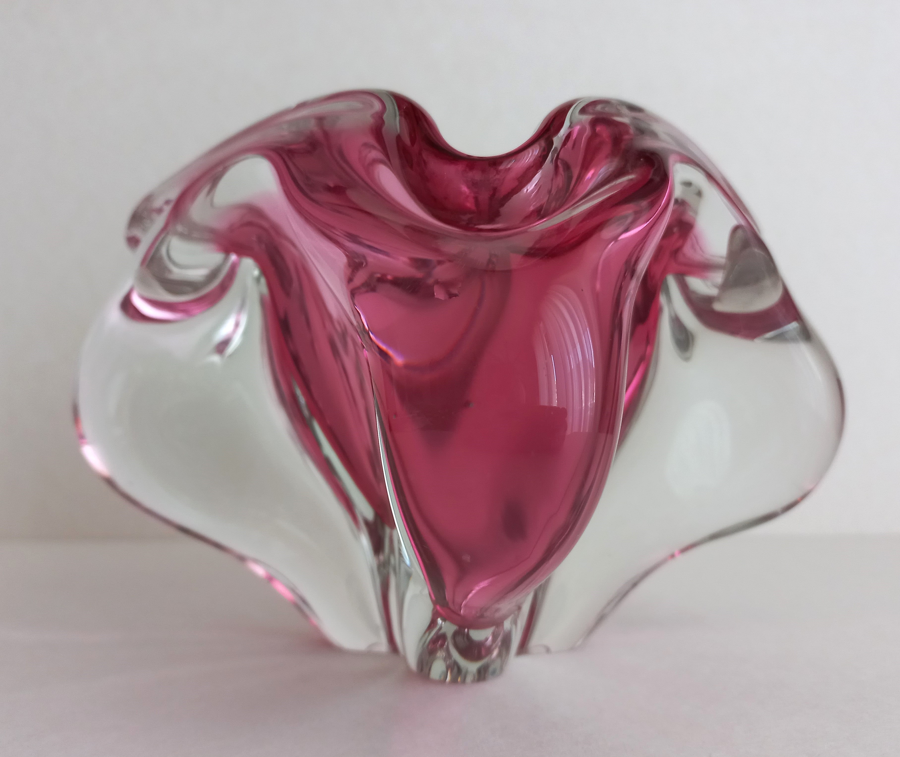 Vaso / ciottola  in vetro artistico rosa, Design di Josef  Hospodka per Chribská Sklárna, Manufattura Cechia  1960-1970