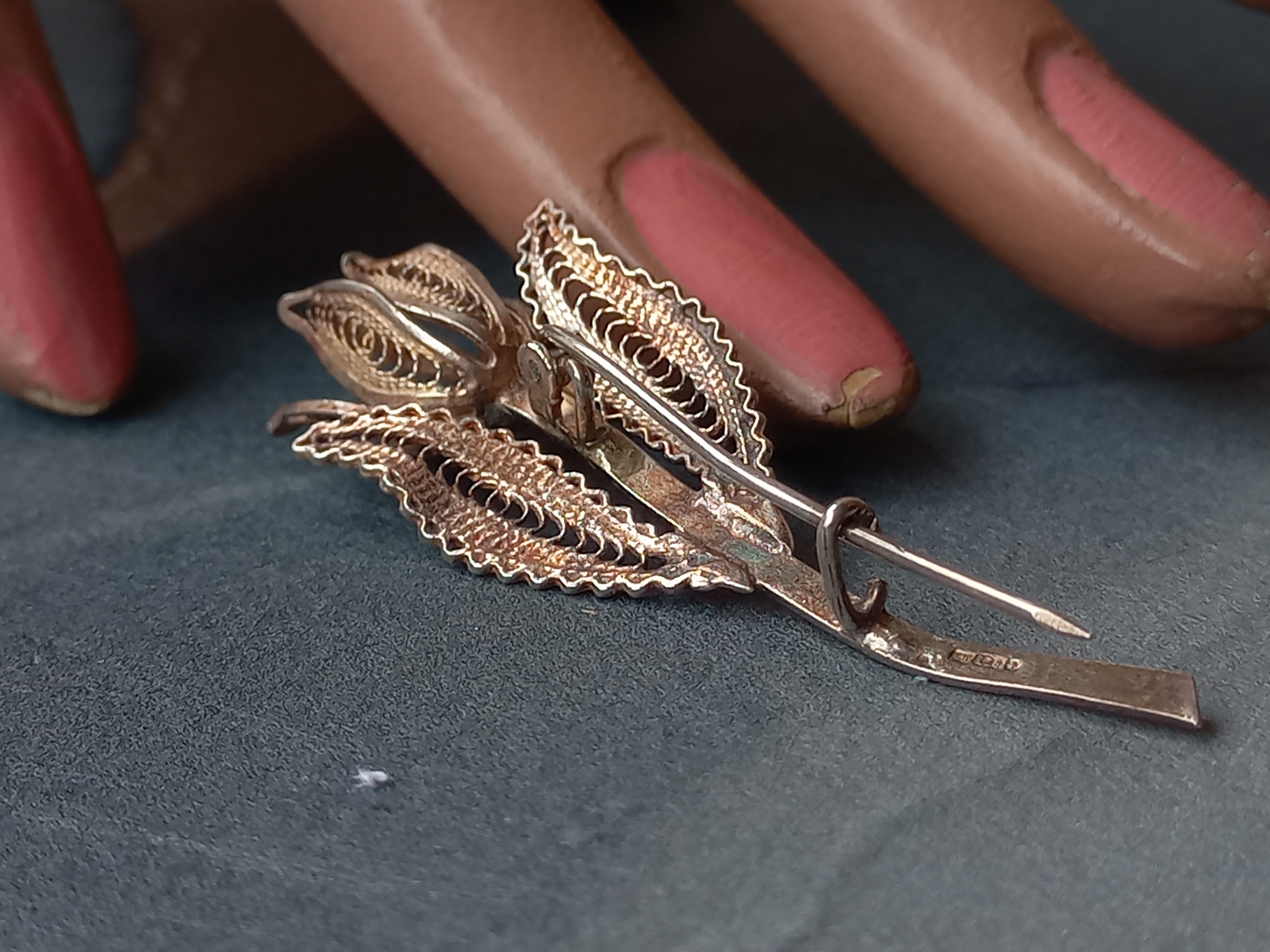 Spilla romatica a forma di fiore in filigrana , ca. 1940